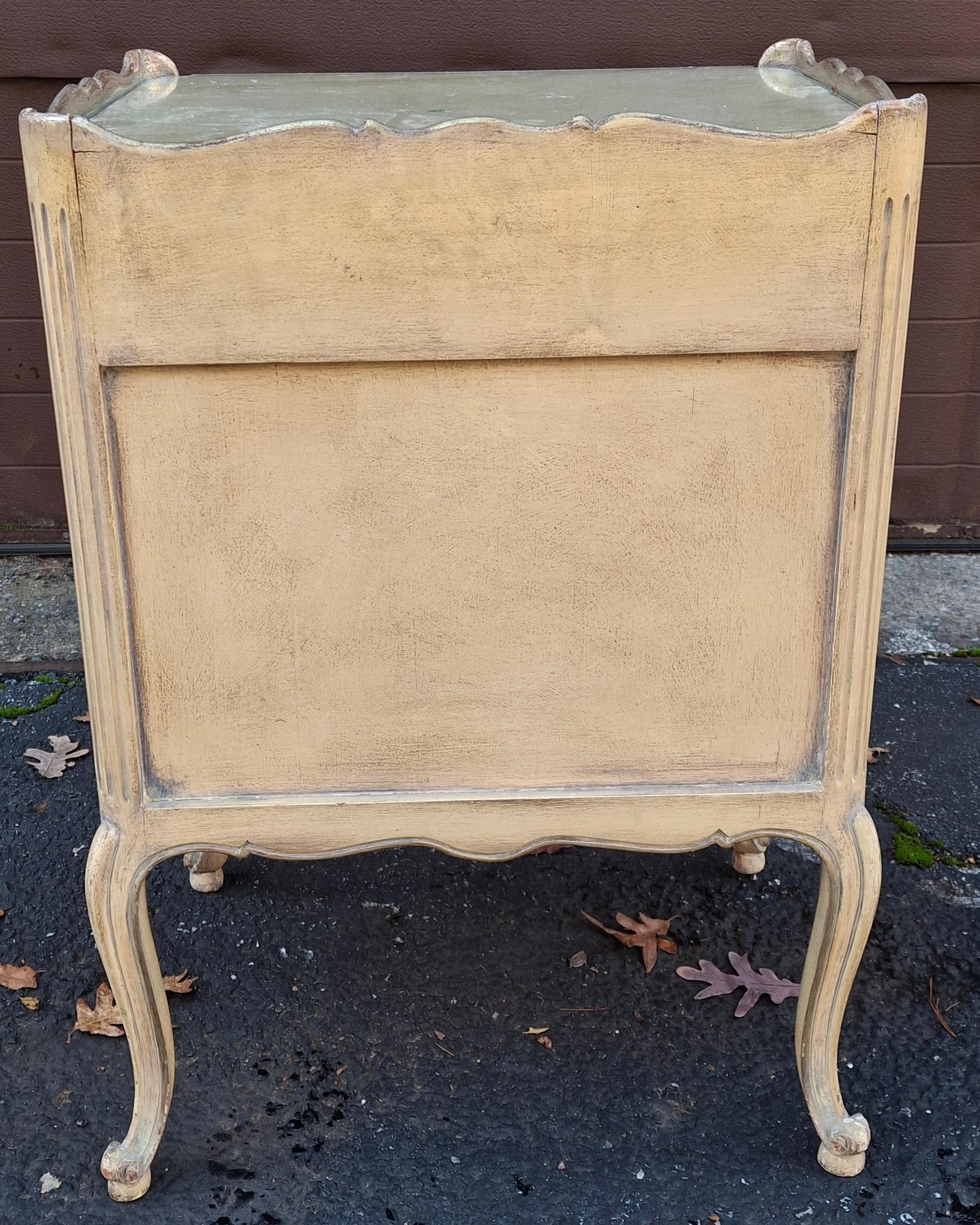 Paire de tables d'appoint de style Louis XV peintes en crème lavée, du milieu du siècle dernier en vente 11