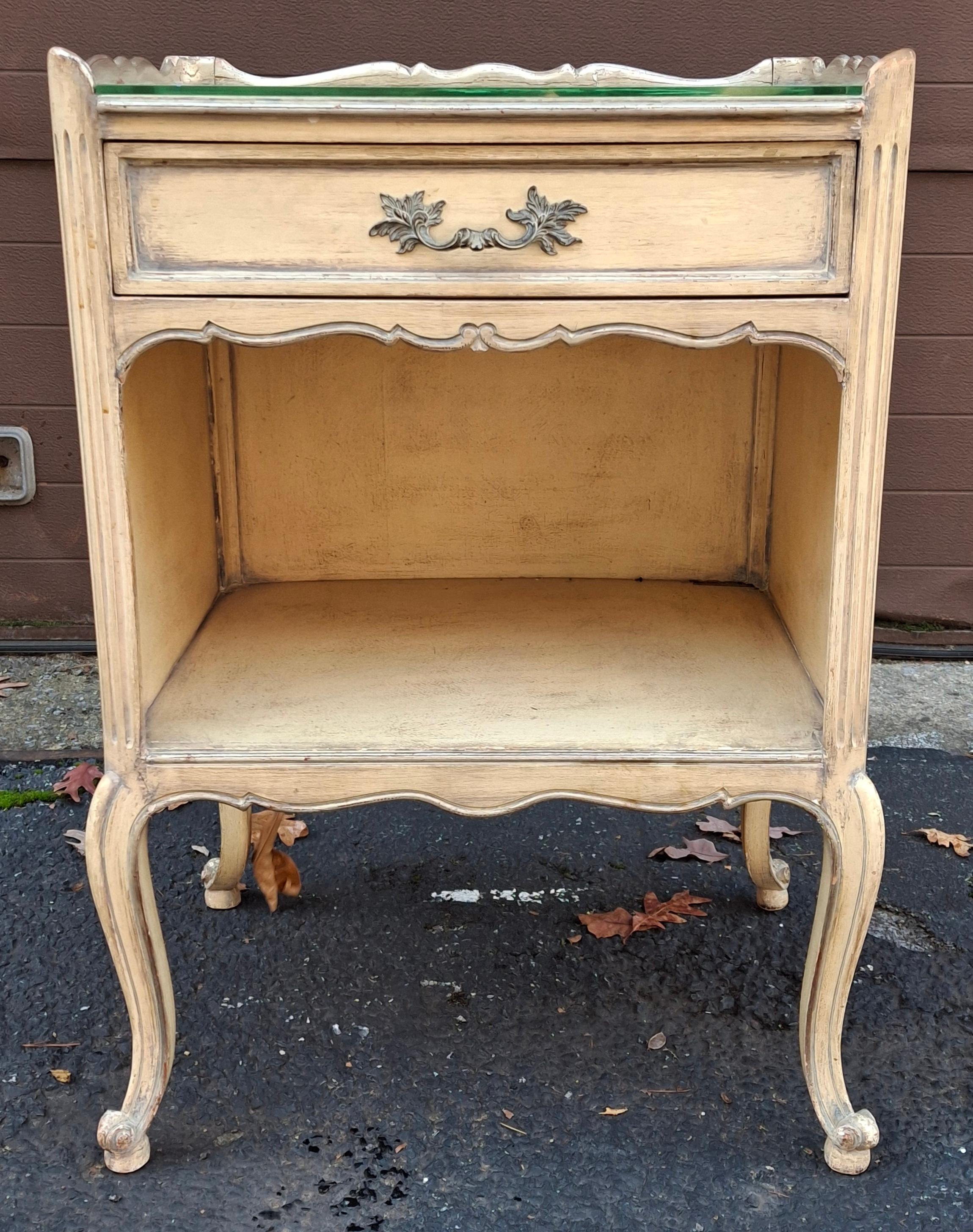 Paire de tables d'appoint de style Louis XV peintes en crème lavée, du milieu du siècle dernier en vente 12