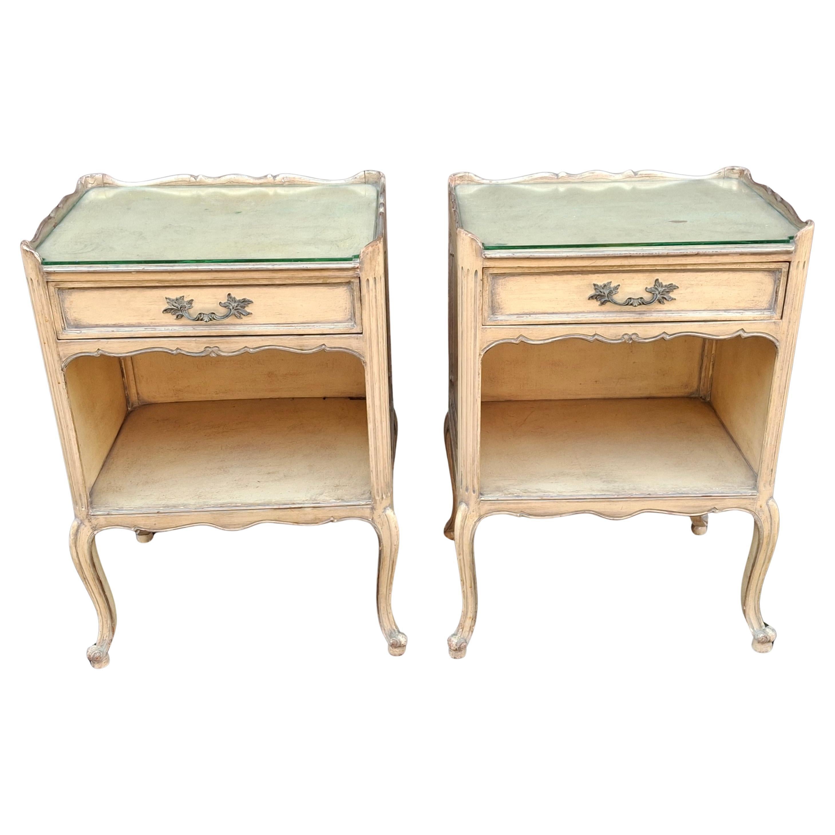 Paire de tables d'appoint de style Louis XV, peintes en crème lavée, avec plateaux en verre.
 Mesure 20