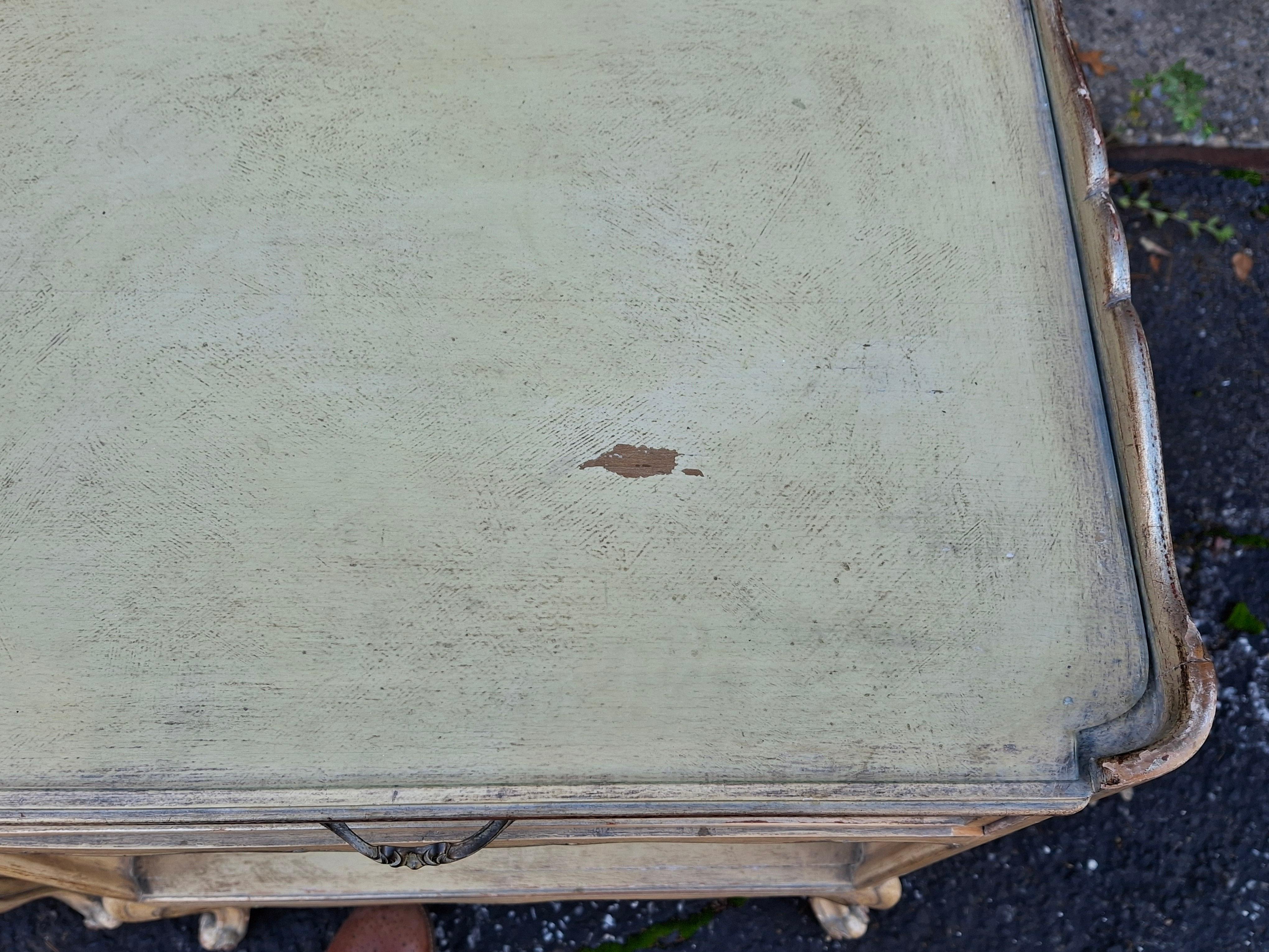 Paire de tables d'appoint de style Louis XV peintes en crème lavée, du milieu du siècle dernier en vente 13