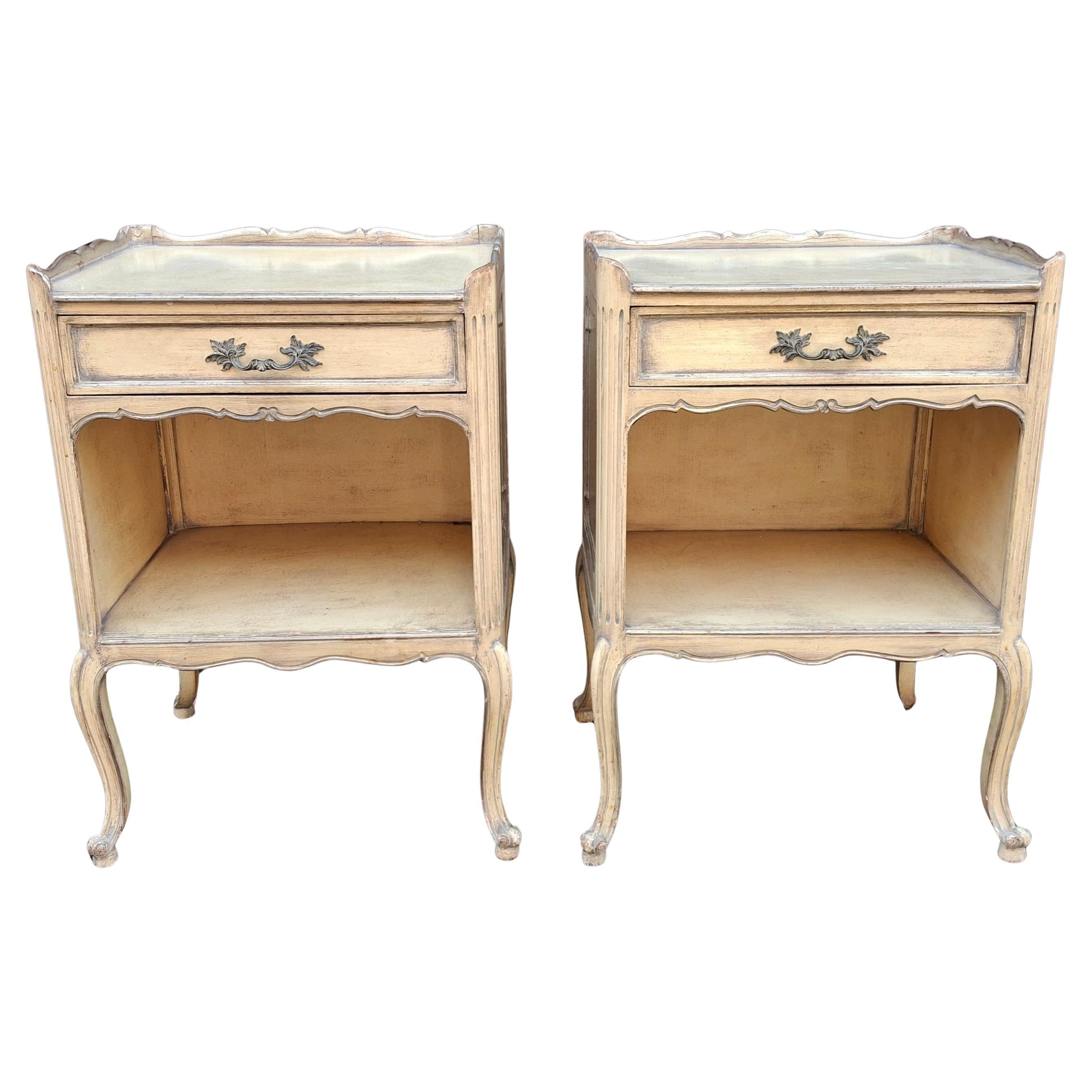 Louis XVI Paire de tables d'appoint de style Louis XV peintes en crème lavée, du milieu du siècle dernier en vente