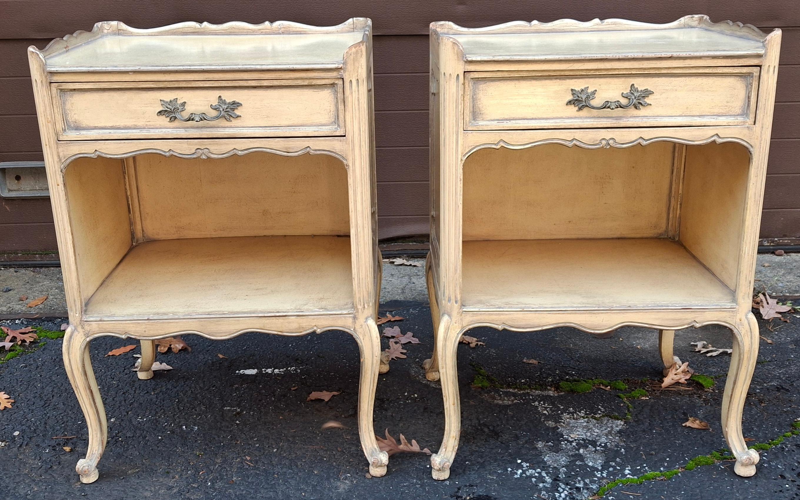 Autre Paire de tables d'appoint de style Louis XV peintes en crème lavée, du milieu du siècle dernier en vente