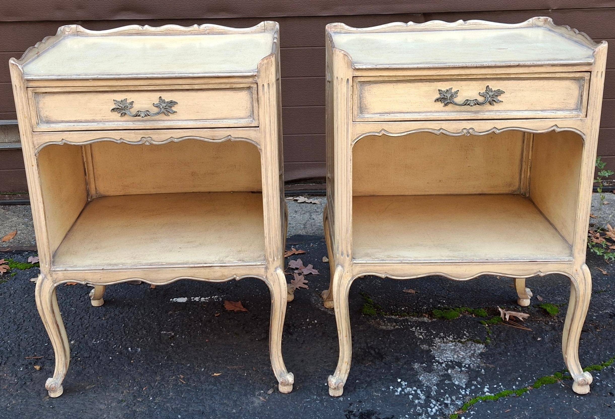 Paire de tables d'appoint de style Louis XV peintes en crème lavée, du milieu du siècle dernier Bon état - En vente à Germantown, MD