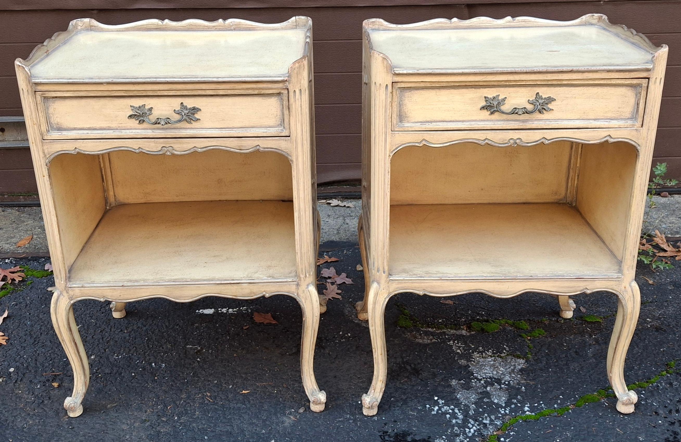 20ième siècle Paire de tables d'appoint de style Louis XV peintes en crème lavée, du milieu du siècle dernier en vente