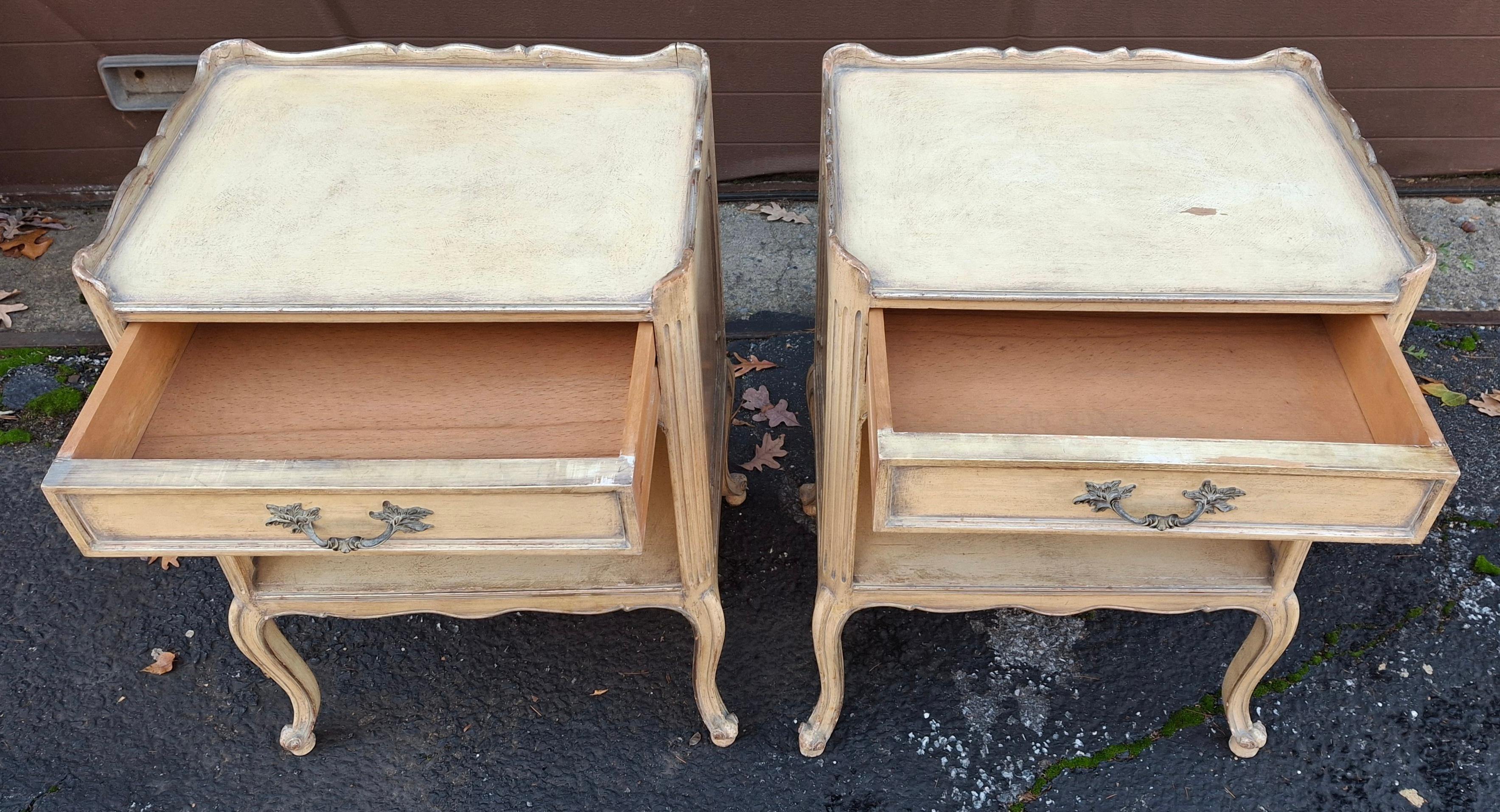 Bois de feuillus Paire de tables d'appoint de style Louis XV peintes en crème lavée, du milieu du siècle dernier en vente