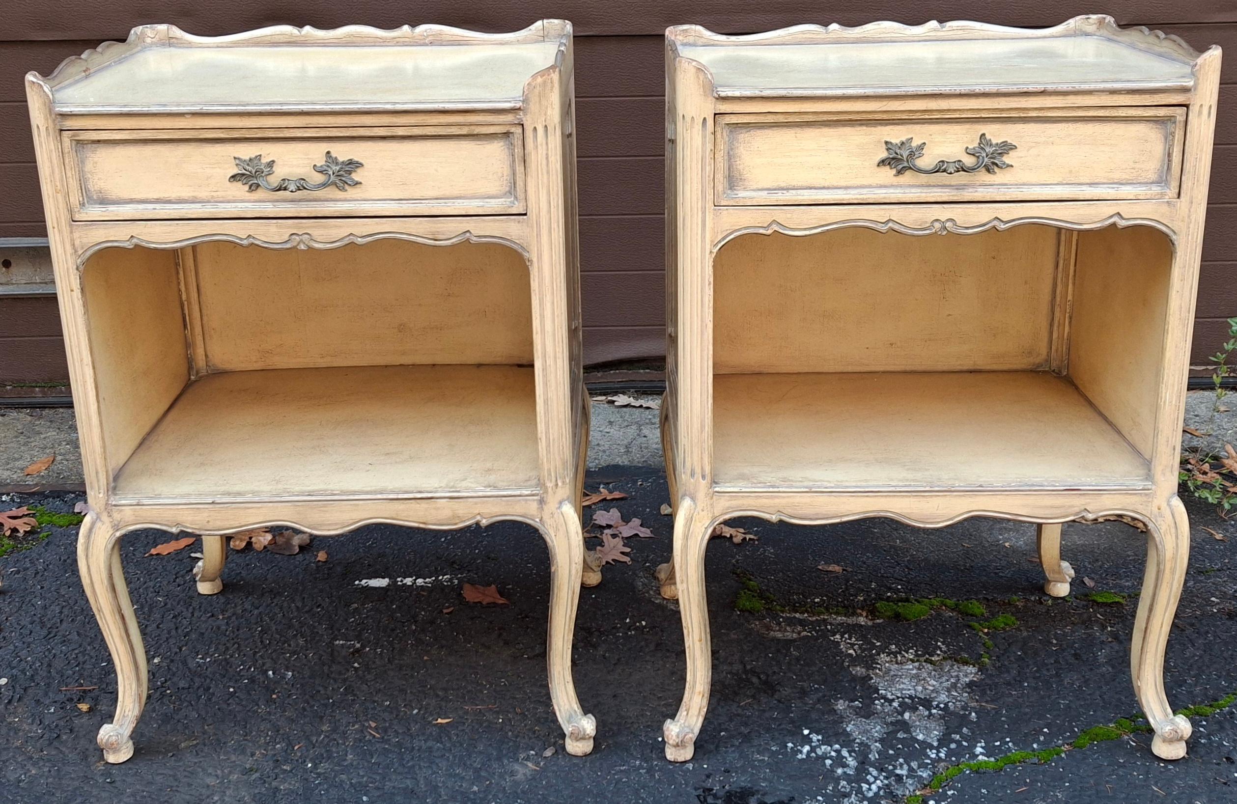 Paire de tables d'appoint de style Louis XV peintes en crème lavée, du milieu du siècle dernier en vente 1