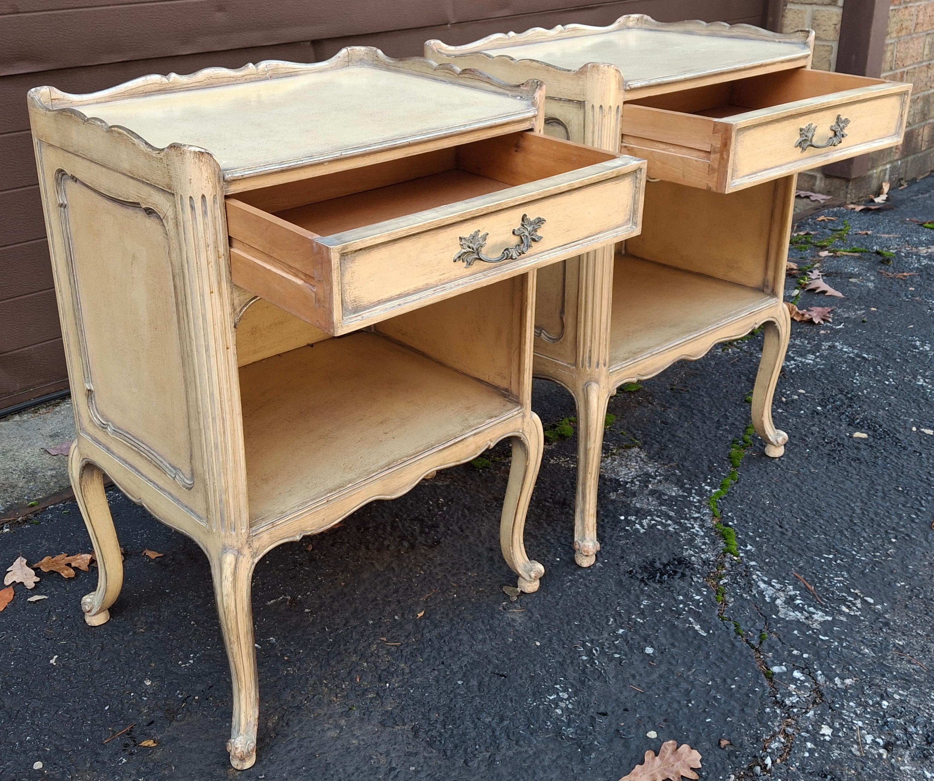 Paire de tables d'appoint de style Louis XV peintes en crème lavée, du milieu du siècle dernier en vente 2