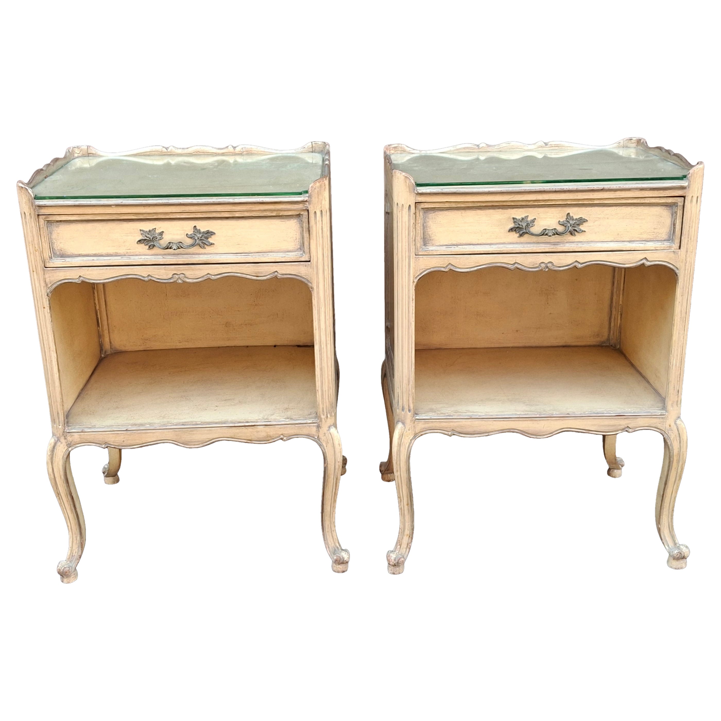 Paire de tables d'appoint de style Louis XV peintes en crème lavée, du milieu du siècle dernier