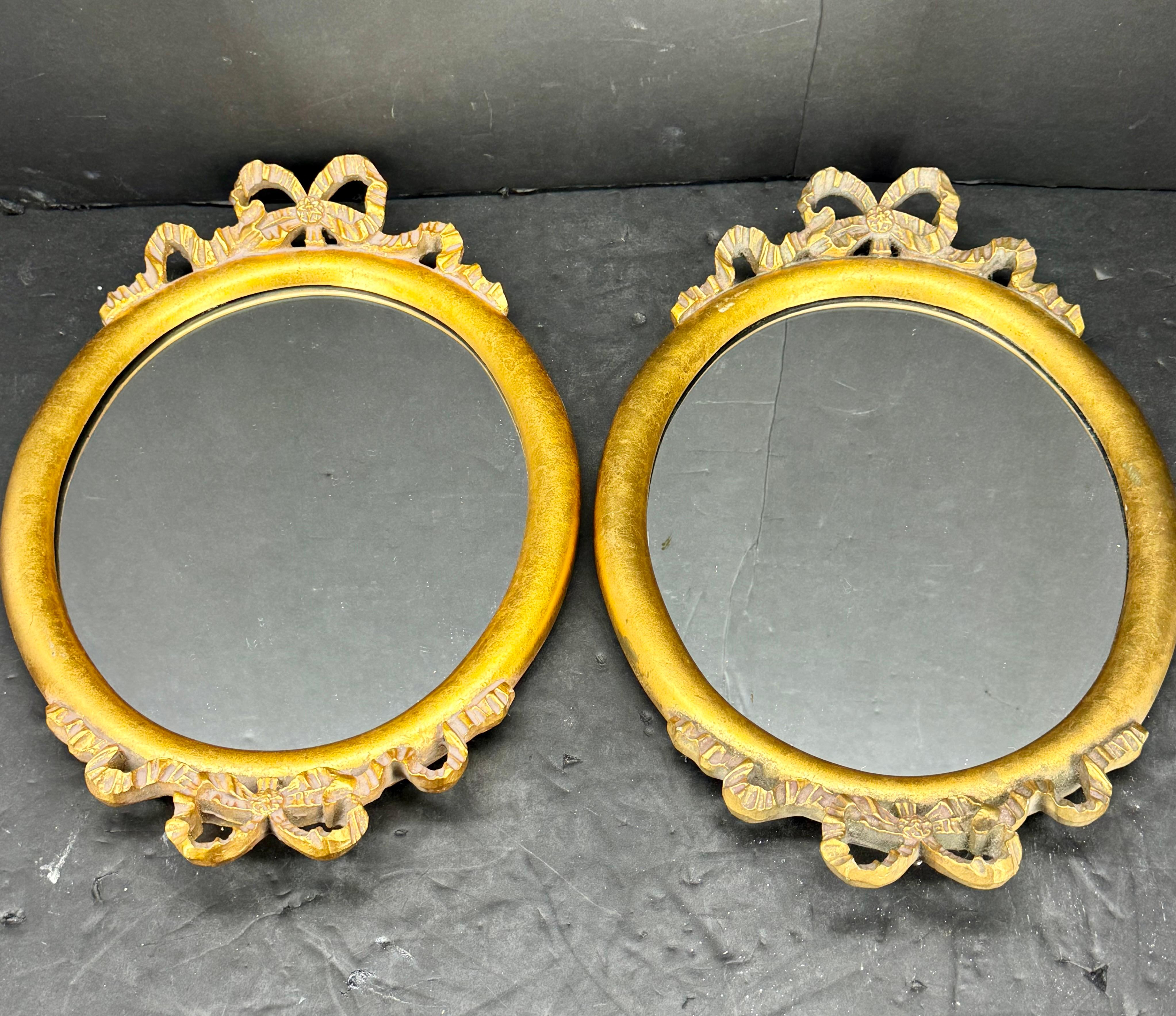 Charmantes Set von ovalen Wandspiegeln im Louis XVI-Stil mit italienischer Vergoldung. Klassischer Stil italienische vergoldetes Gold Gießharz Spiegel mit Bändern und Schleifen. Perfekte Stücke für den formellen oder informellen Gebrauch im Flur,