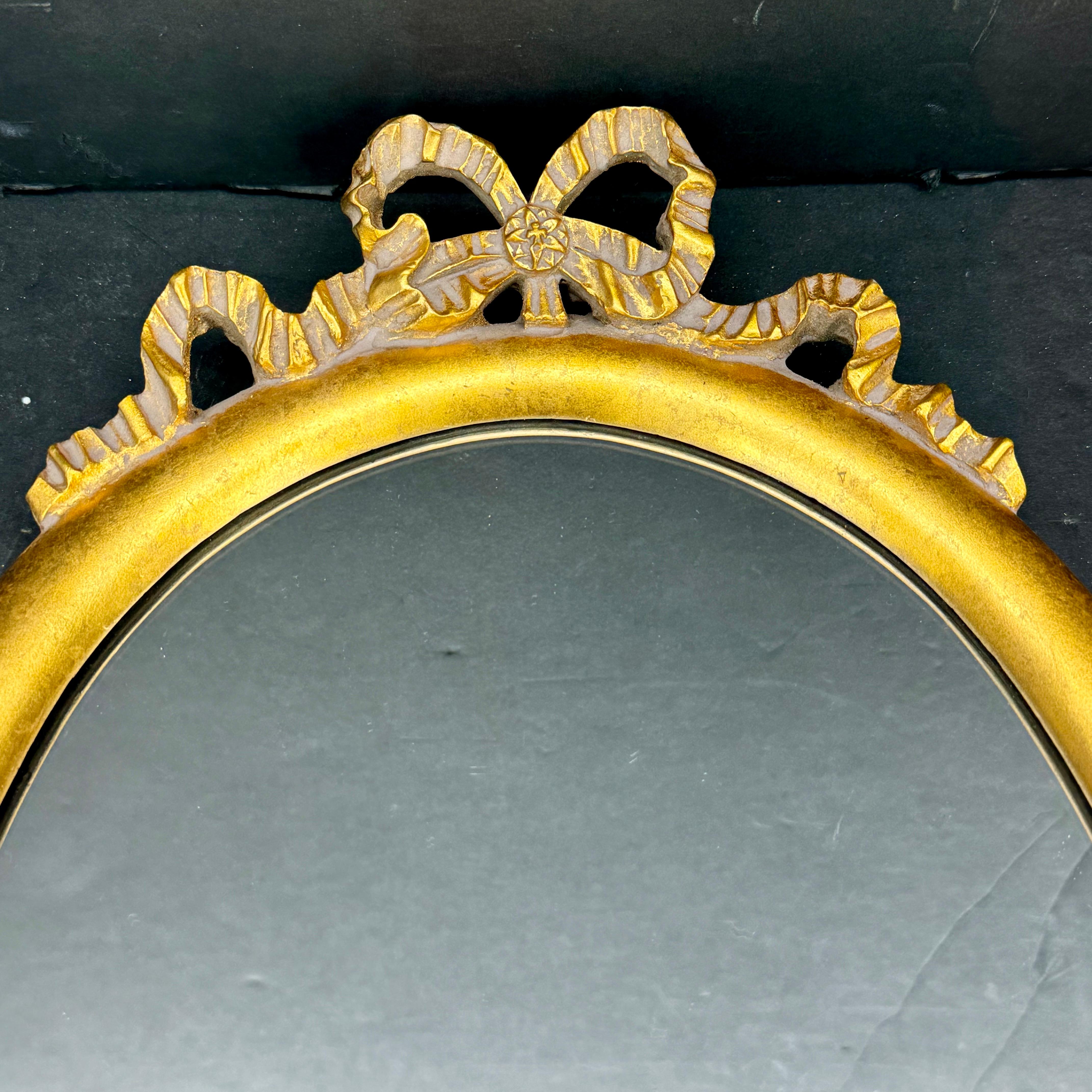 Paar ovale vergoldete Wandspiegel im Louis-XVI.-Stil aus der Mitte des Jahrhunderts, Italien (Moderne der Mitte des Jahrhunderts) im Angebot