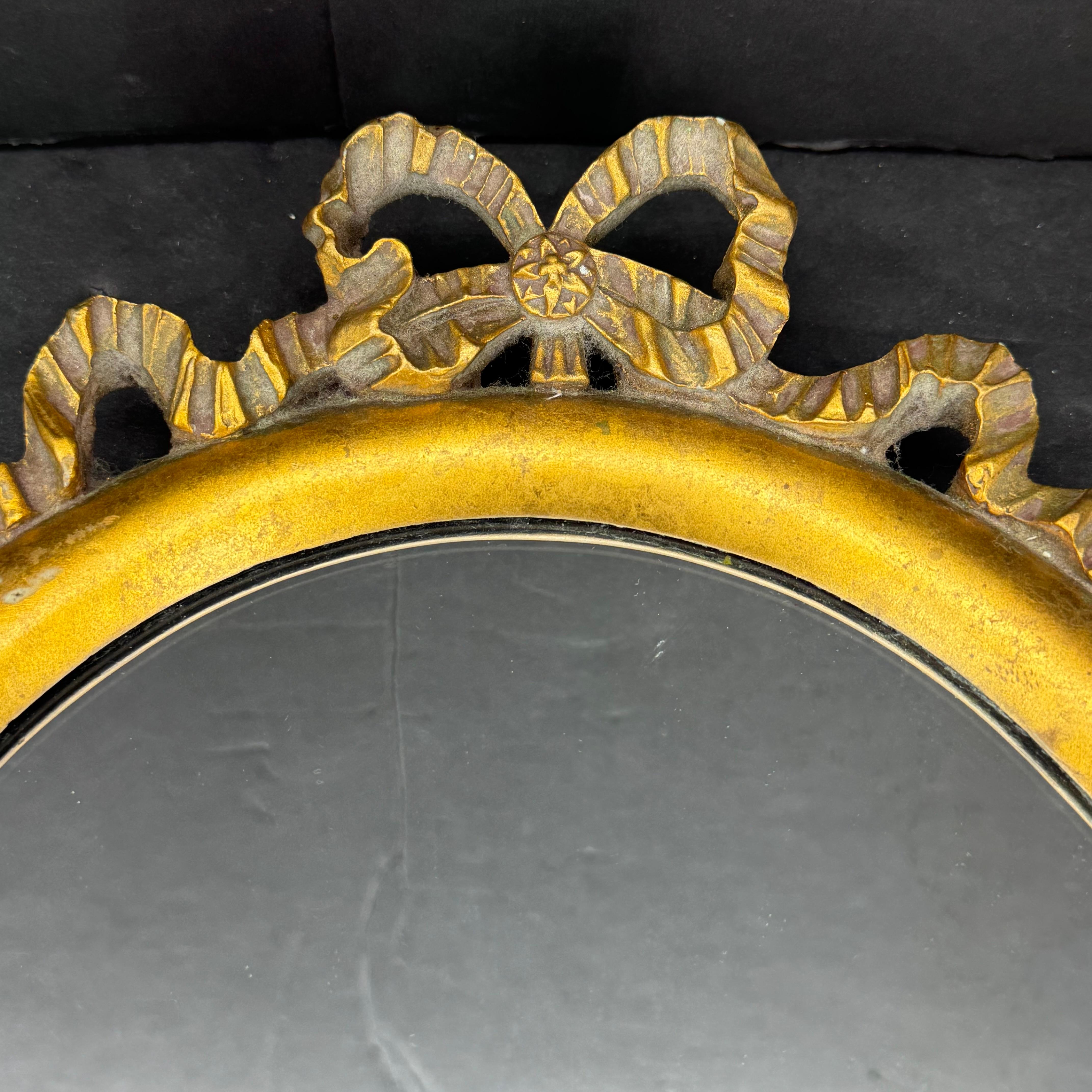 Paar ovale vergoldete Wandspiegel im Louis-XVI.-Stil aus der Mitte des Jahrhunderts, Italien (Italienisch) im Angebot