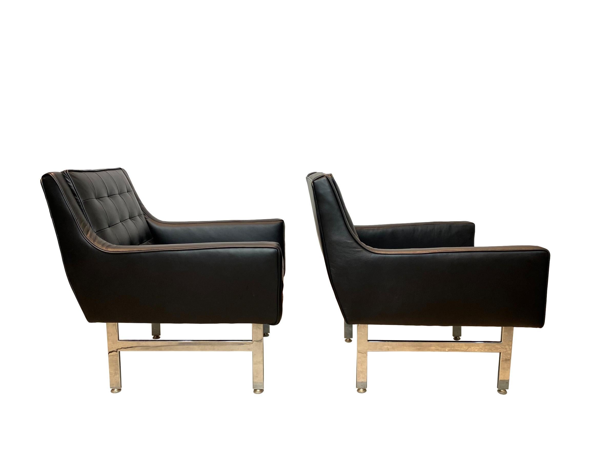 Mid-Century Modern Paire de fauteuils de salon du milieu du siècle dernier, base chromée, nouvellement tapissées en cuir italien en vente