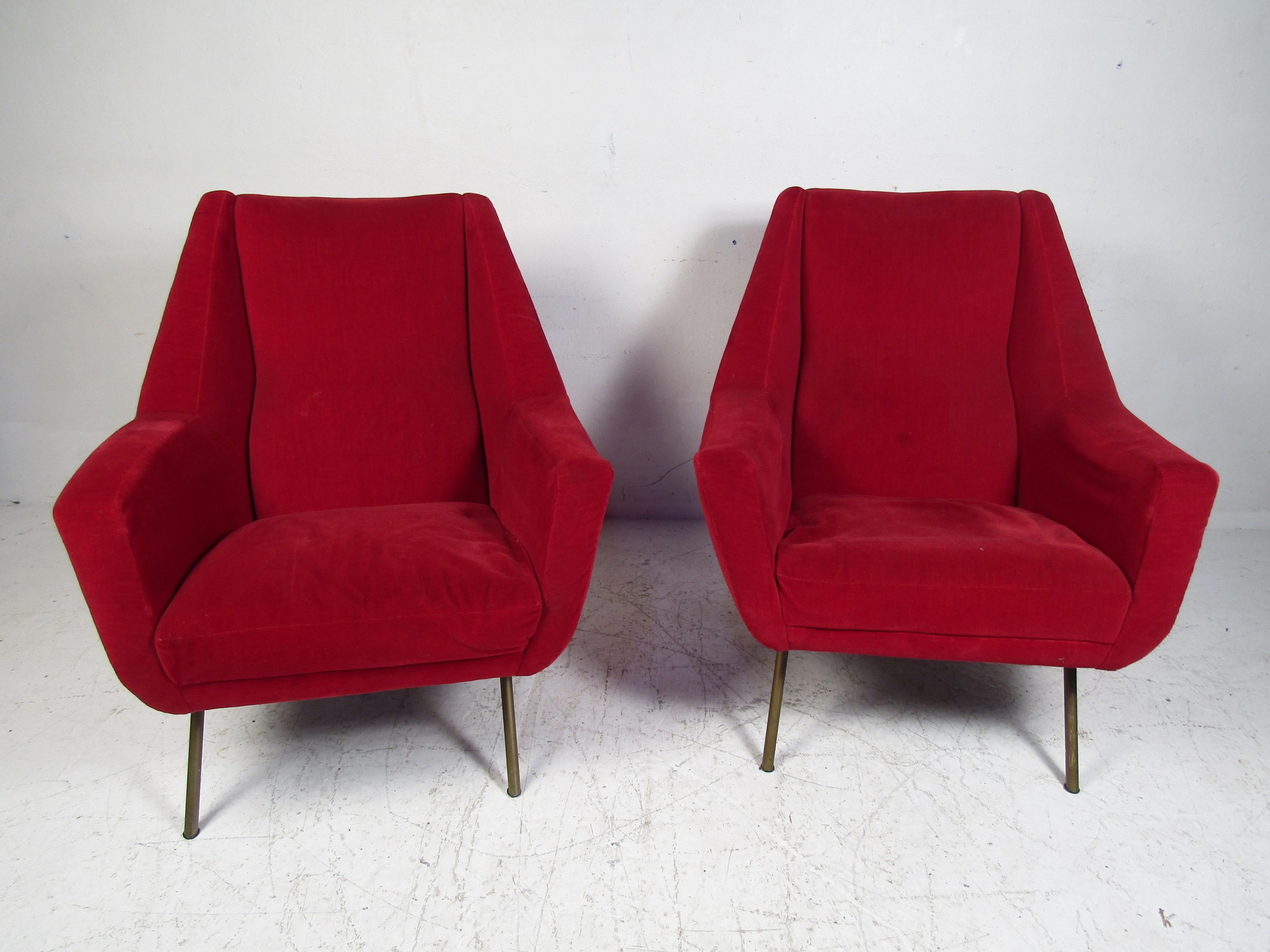 Stylish pair of midcentury lounge chairs. Splayed metal legs support a spacious seating area. Please confirm item location with dealer (NJ or NY).