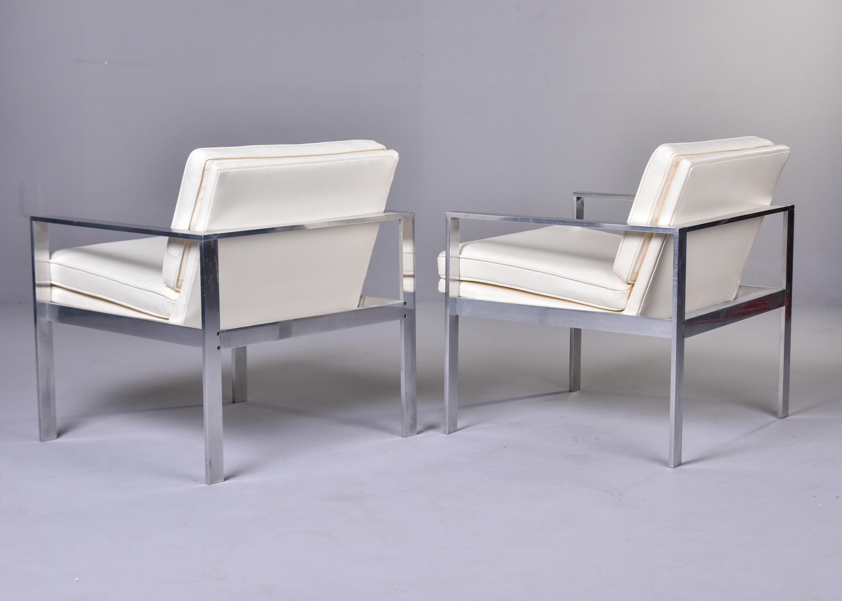 Pair Mid Century Lounge Chairs in New Off White Leather Attrib to Harvey Probber In Good Condition In Troy, MI