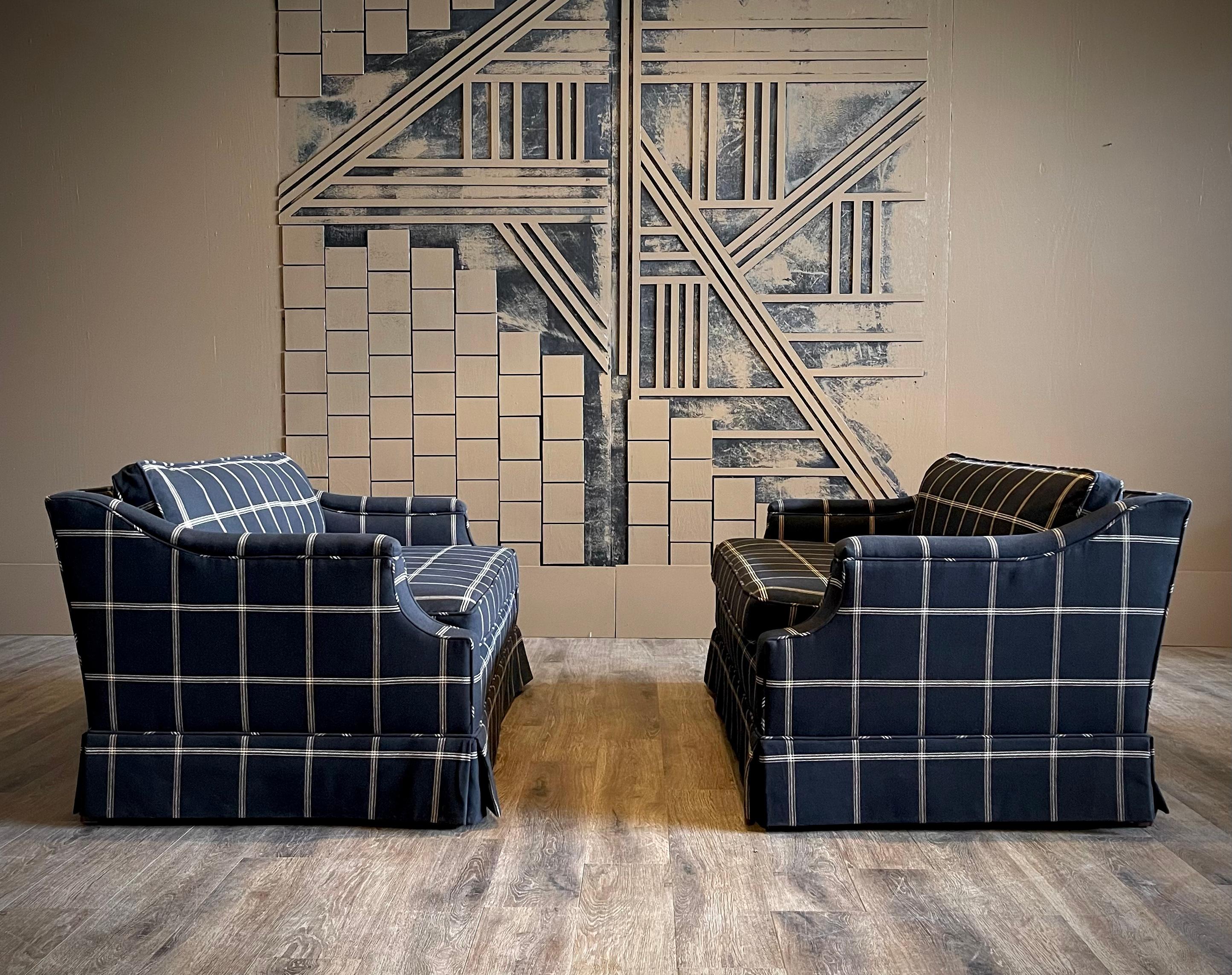 Peppen Sie Ihren Wohnraum auf mit diesem atemberaubenden Sofa-Paar aus der Mitte des Jahrhunderts, das fachmännisch mit fabelhaftem schwarzem Baumwollstoff für Fensterscheiben neu gepolstert wurde. Jeder Sessel greift die ikonischen Designelemente