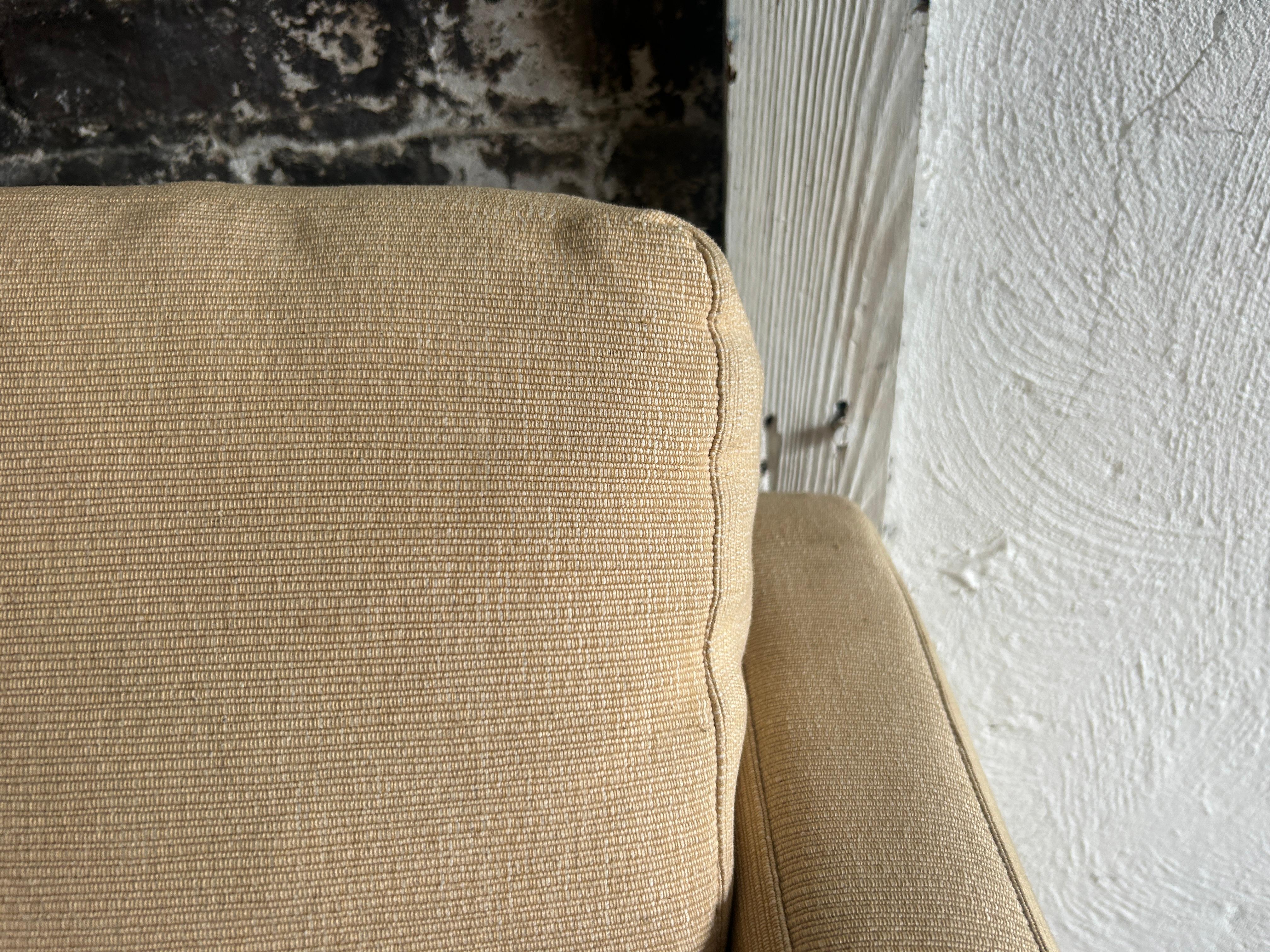Mid-Century Modern Paire de fauteuils de salon cube en noyer du milieu du siècle dernier en vente