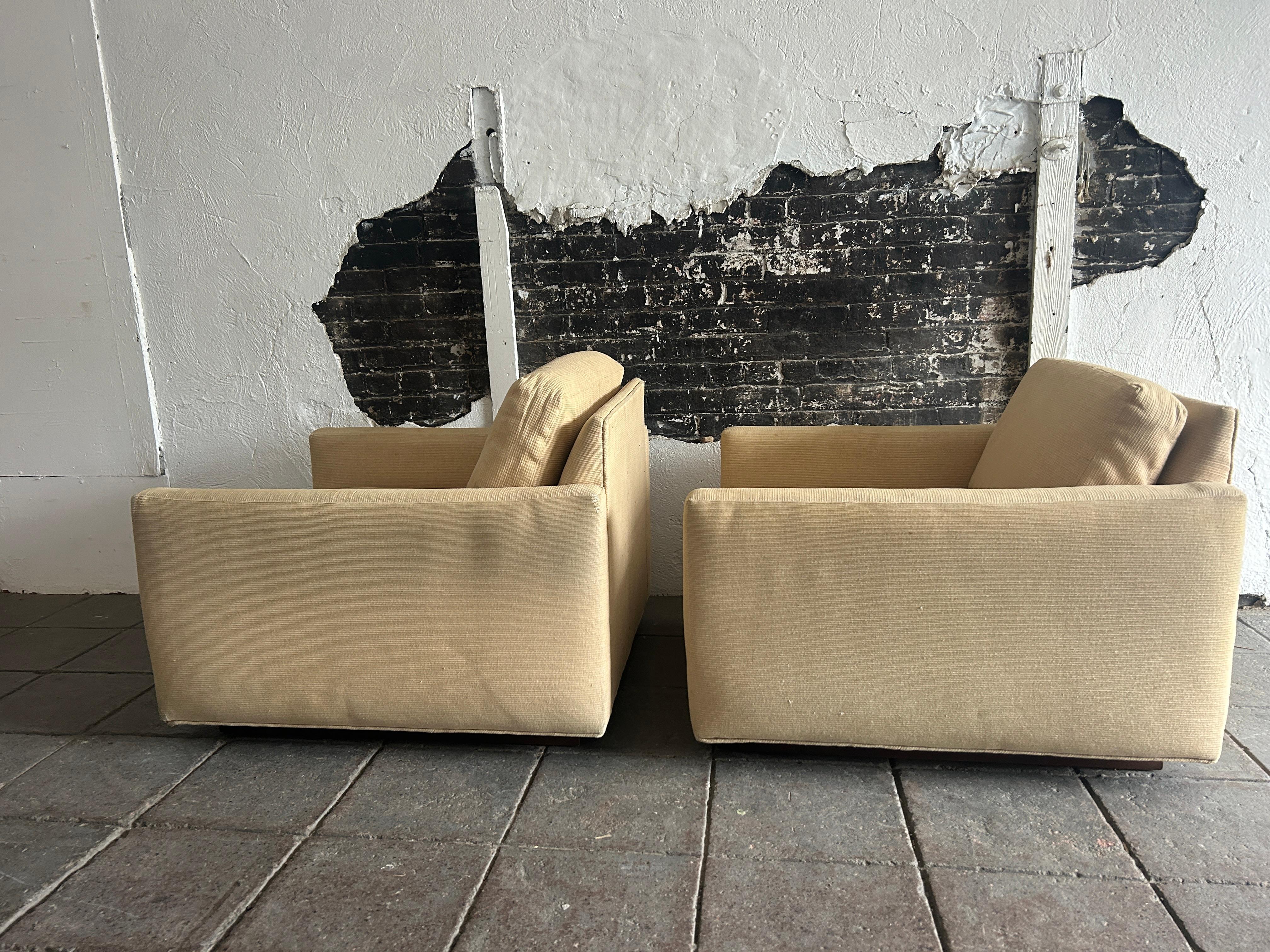 Travail du bois Paire de fauteuils de salon cube en noyer du milieu du siècle dernier en vente