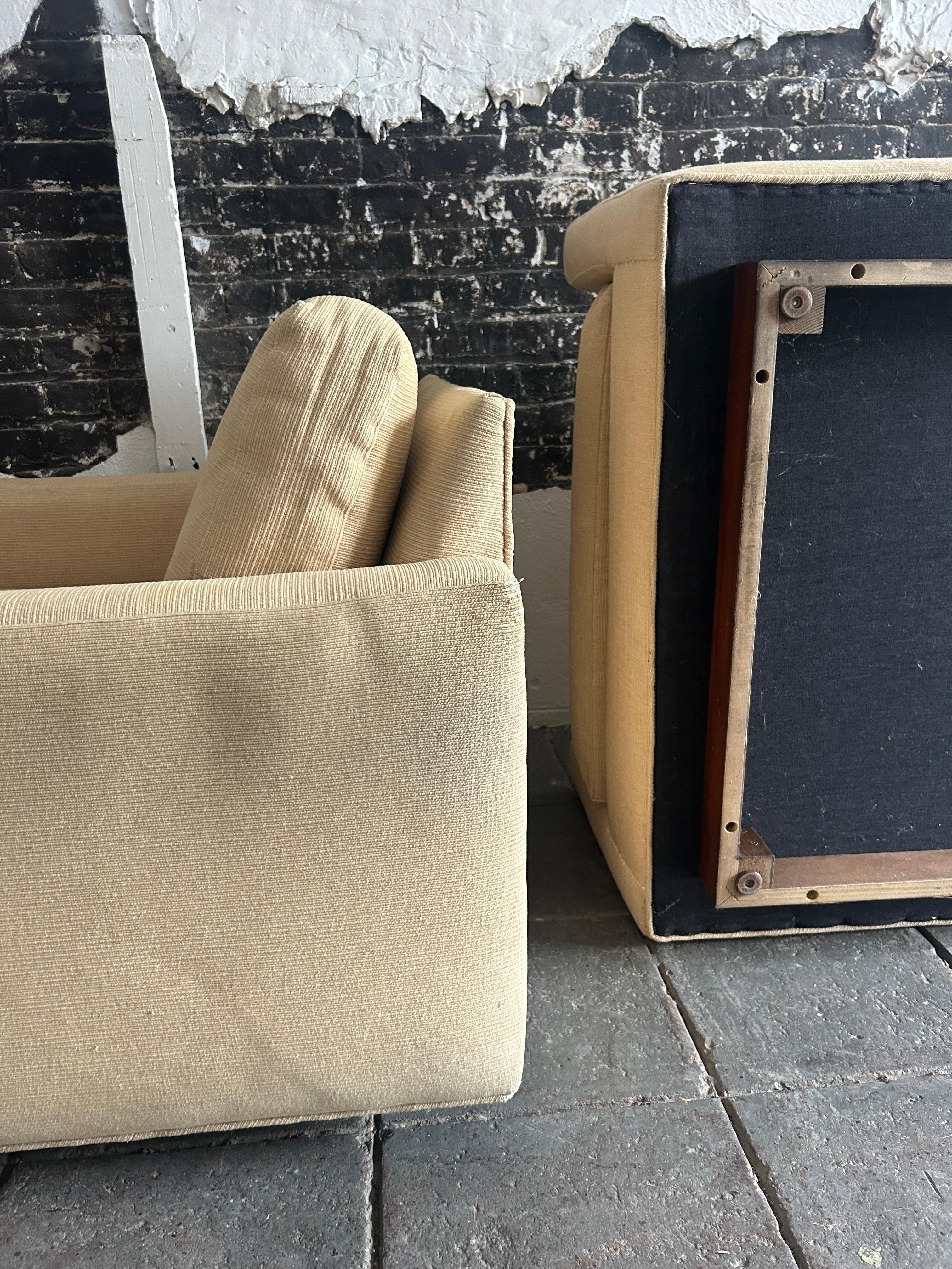 Milieu du XXe siècle Paire de fauteuils de salon cube en noyer du milieu du siècle dernier en vente