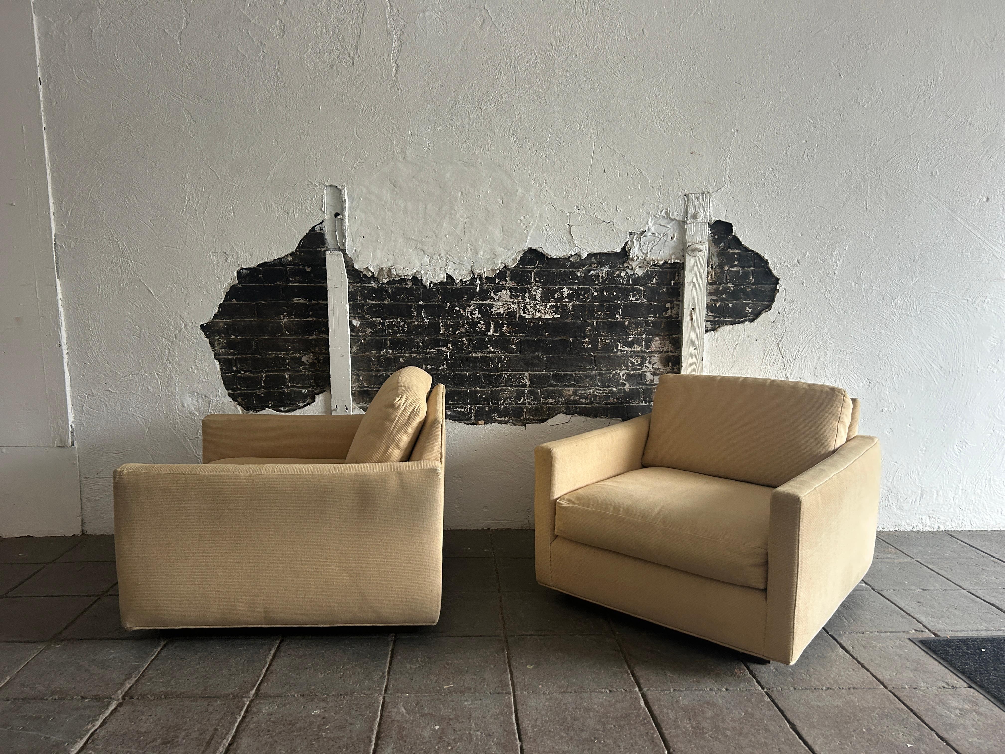 Tissu d'ameublement Paire de fauteuils de salon cube en noyer du milieu du siècle dernier en vente