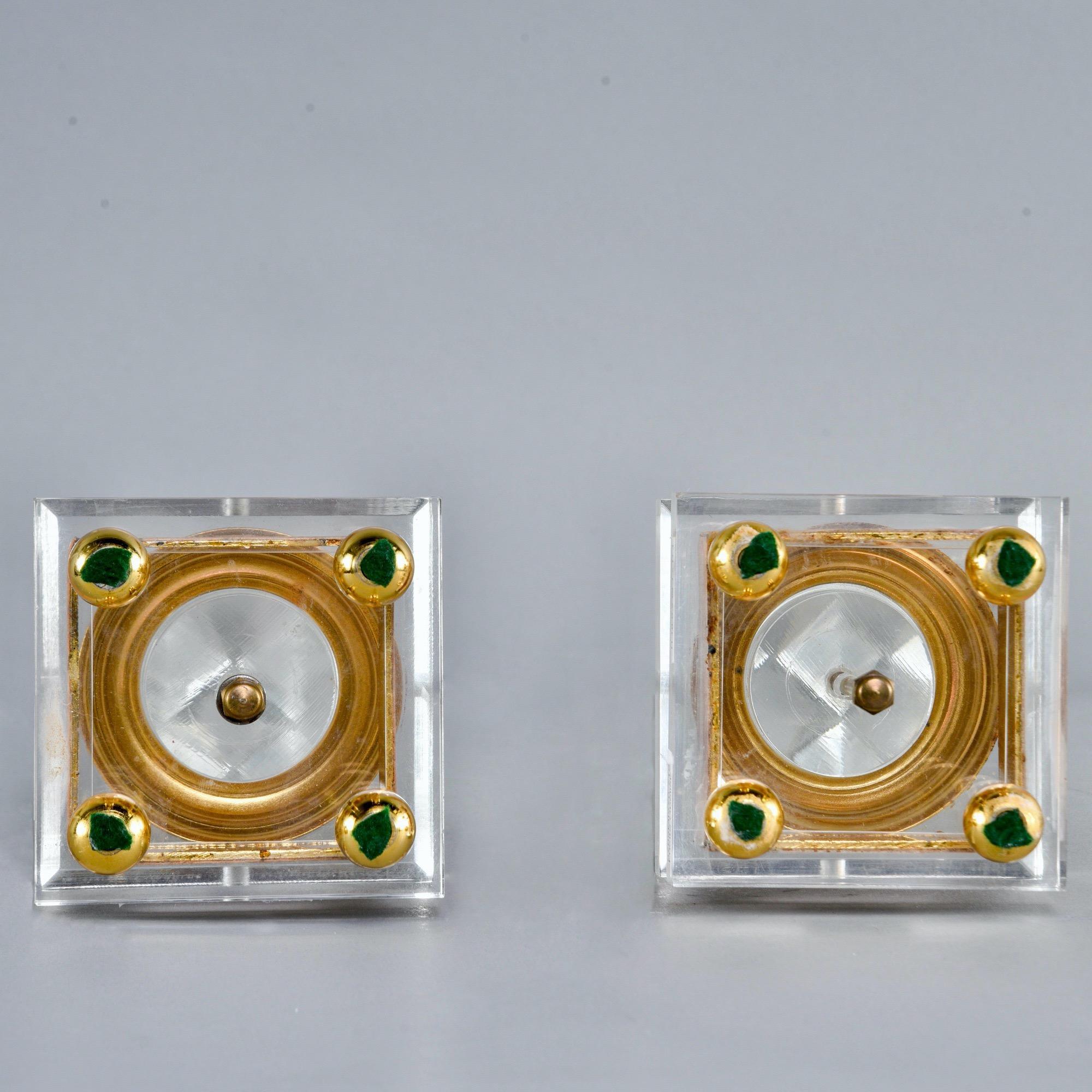 XX secolo Coppia di obelischi con piede in lucite e ottone del Medioevo in vendita