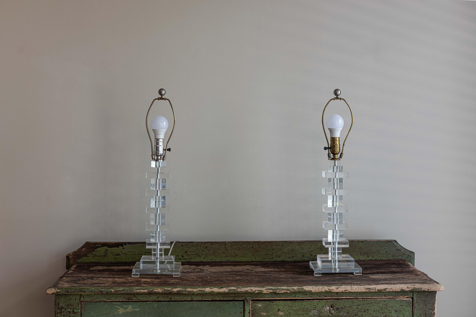 Canadien Paire de lampes de table en lucite mi-siècle moderne en vente