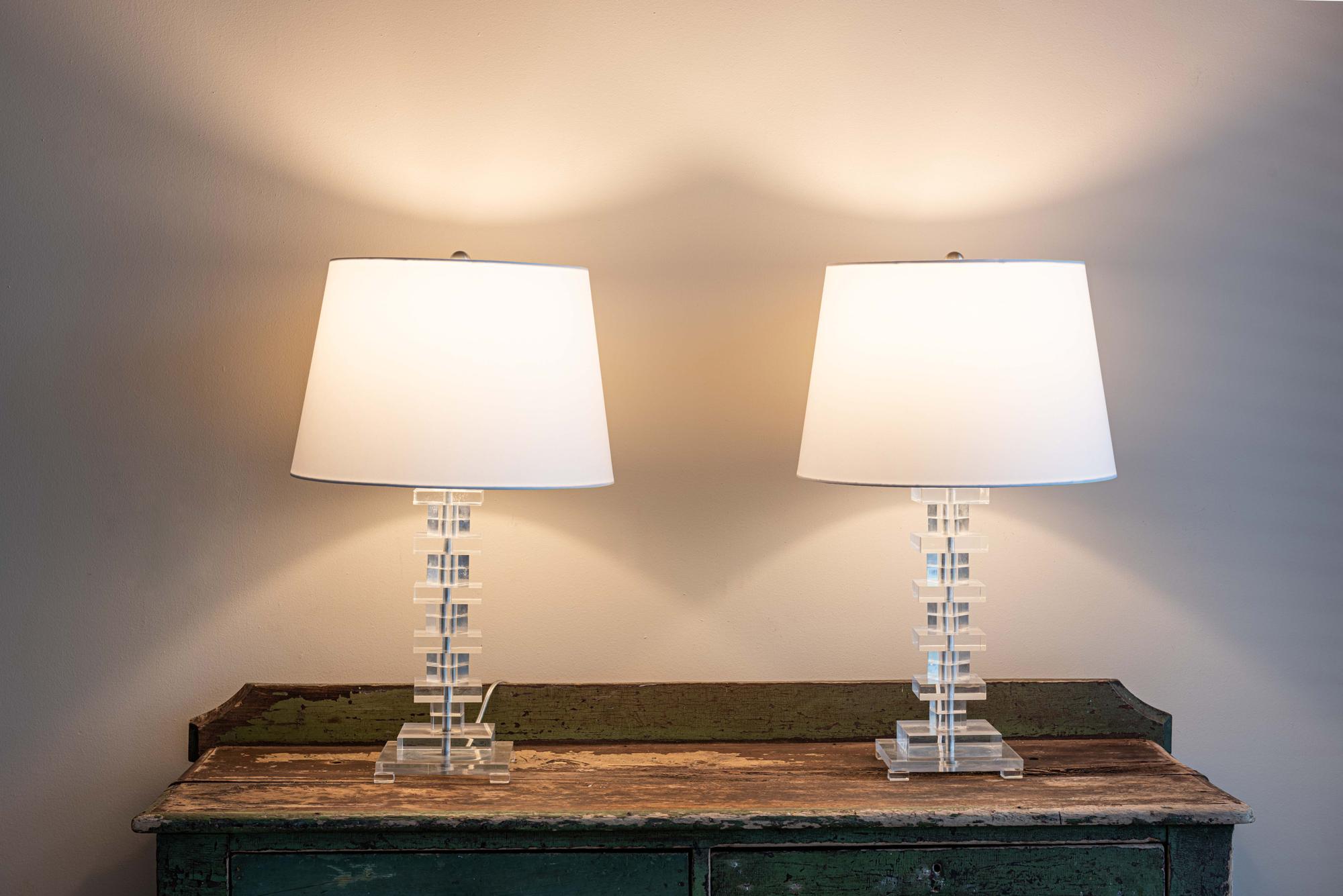 20ième siècle Paire de lampes de table en lucite mi-siècle moderne en vente