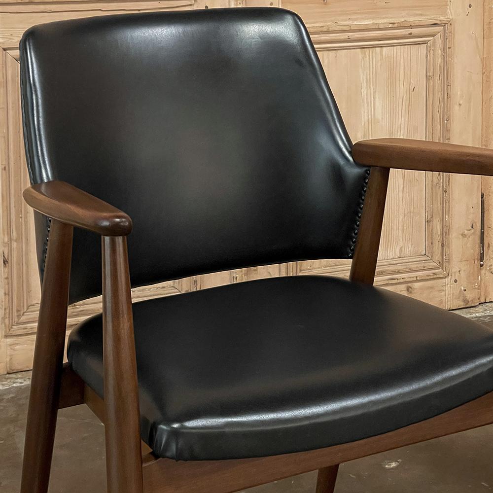 Paar Mid-Century Mahagoni & Kunstleder Sessel (20. Jahrhundert) im Angebot