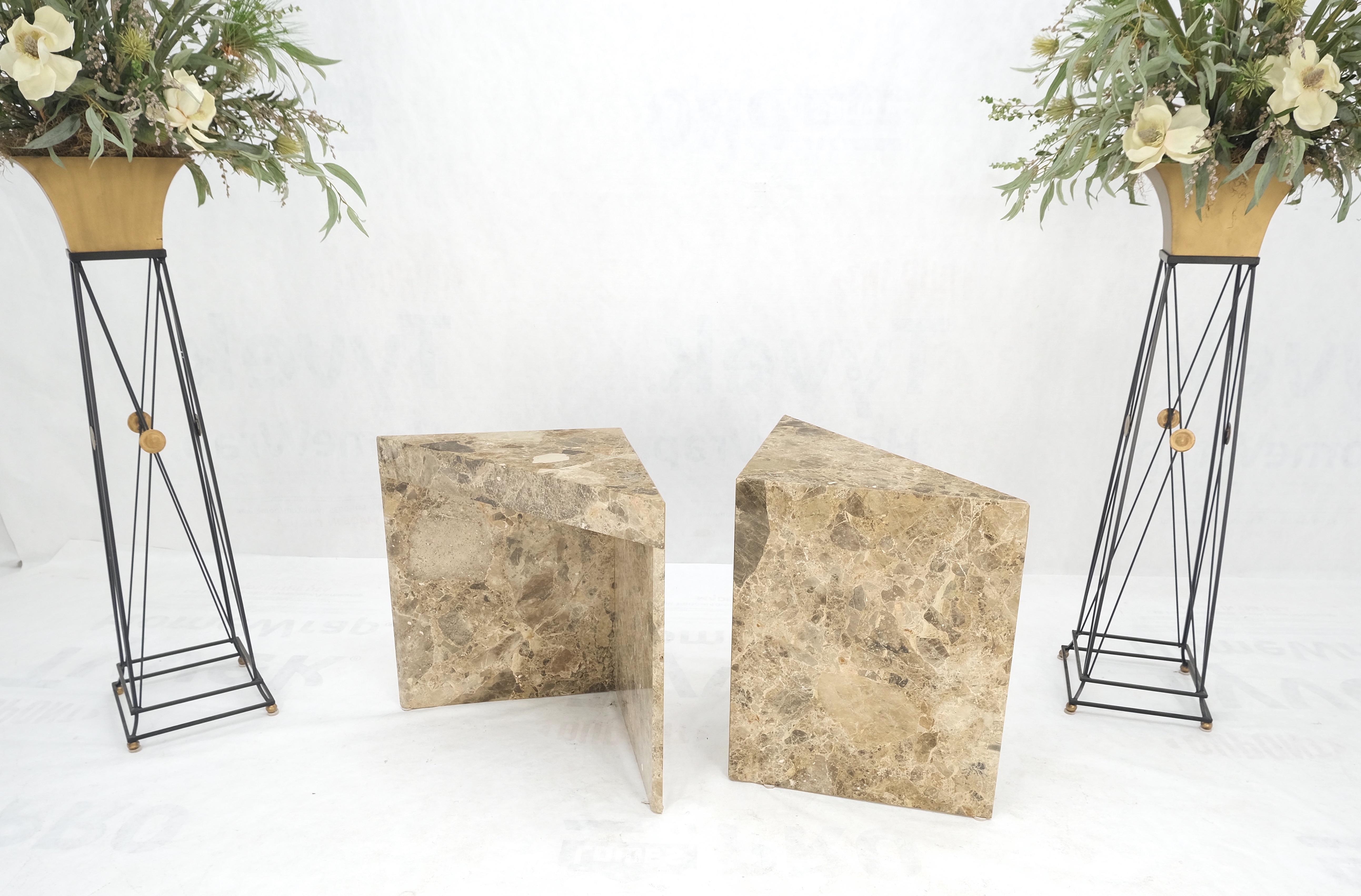 Mid-Century Modern Paire de tables d'appoint de nuit en marbre et onyx en forme de triangle mi-siècle MINT ! en vente