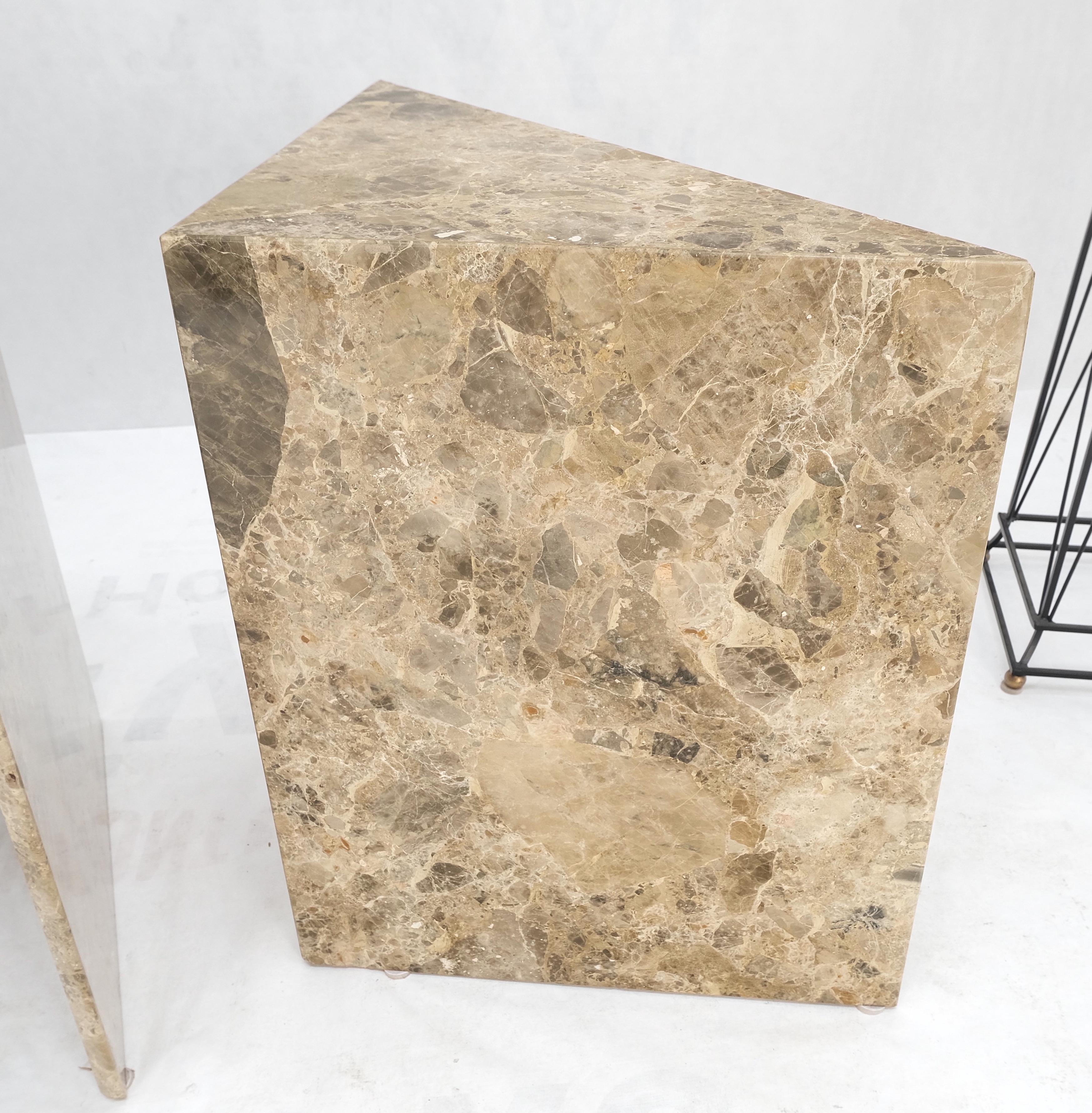 italien Paire de tables d'appoint de nuit en marbre et onyx en forme de triangle mi-siècle MINT ! en vente
