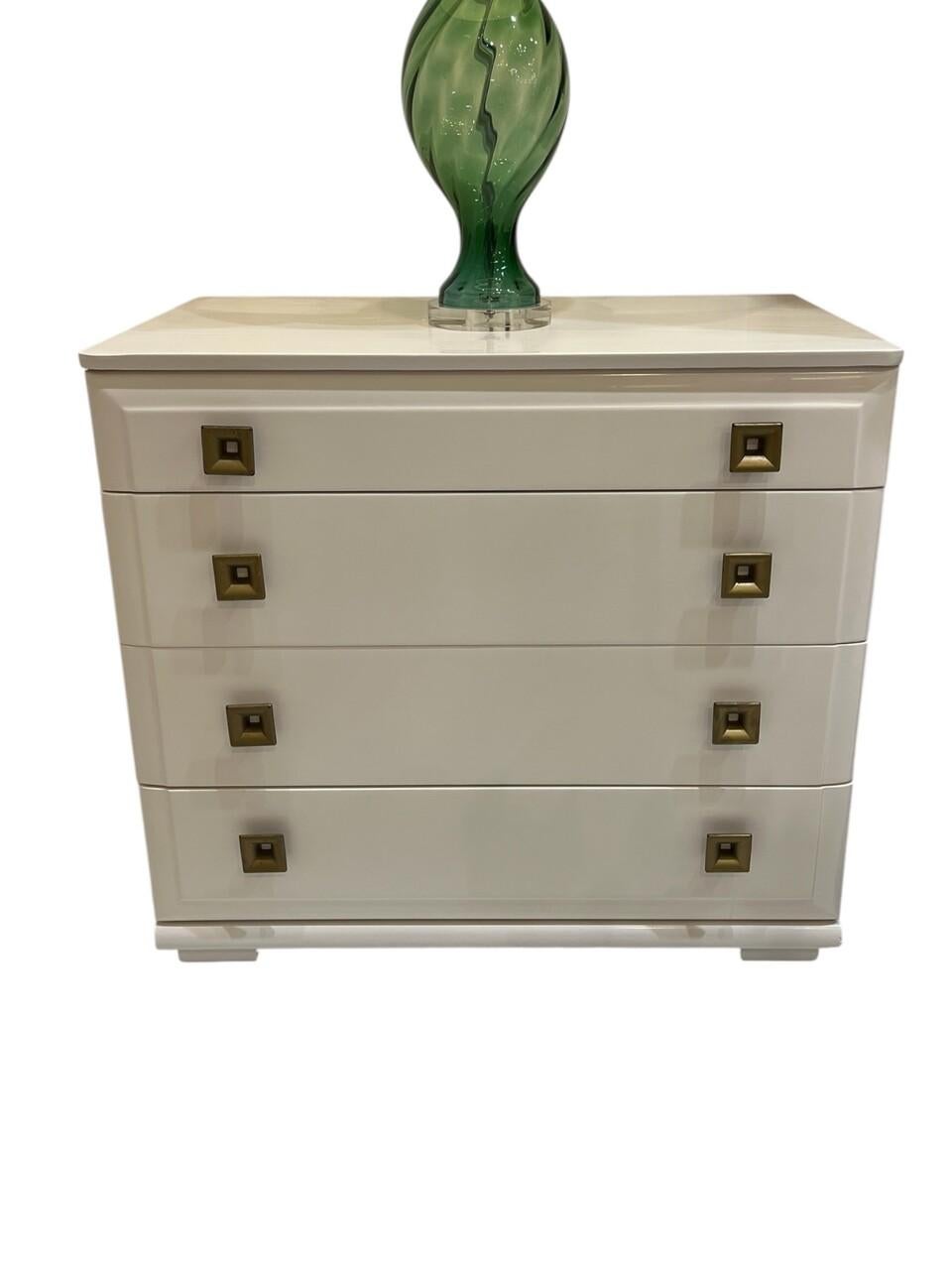 Coppia di cassapanche laccate Mengel di metà secolo, a metà strada tra l'art déco e la metà del secolo scorso. Dalla collezione Permanized. Come molti altri pezzi di Mengel, è possibile che si tratti di un disegno di Raymond Loewy. Tutti i cassetti