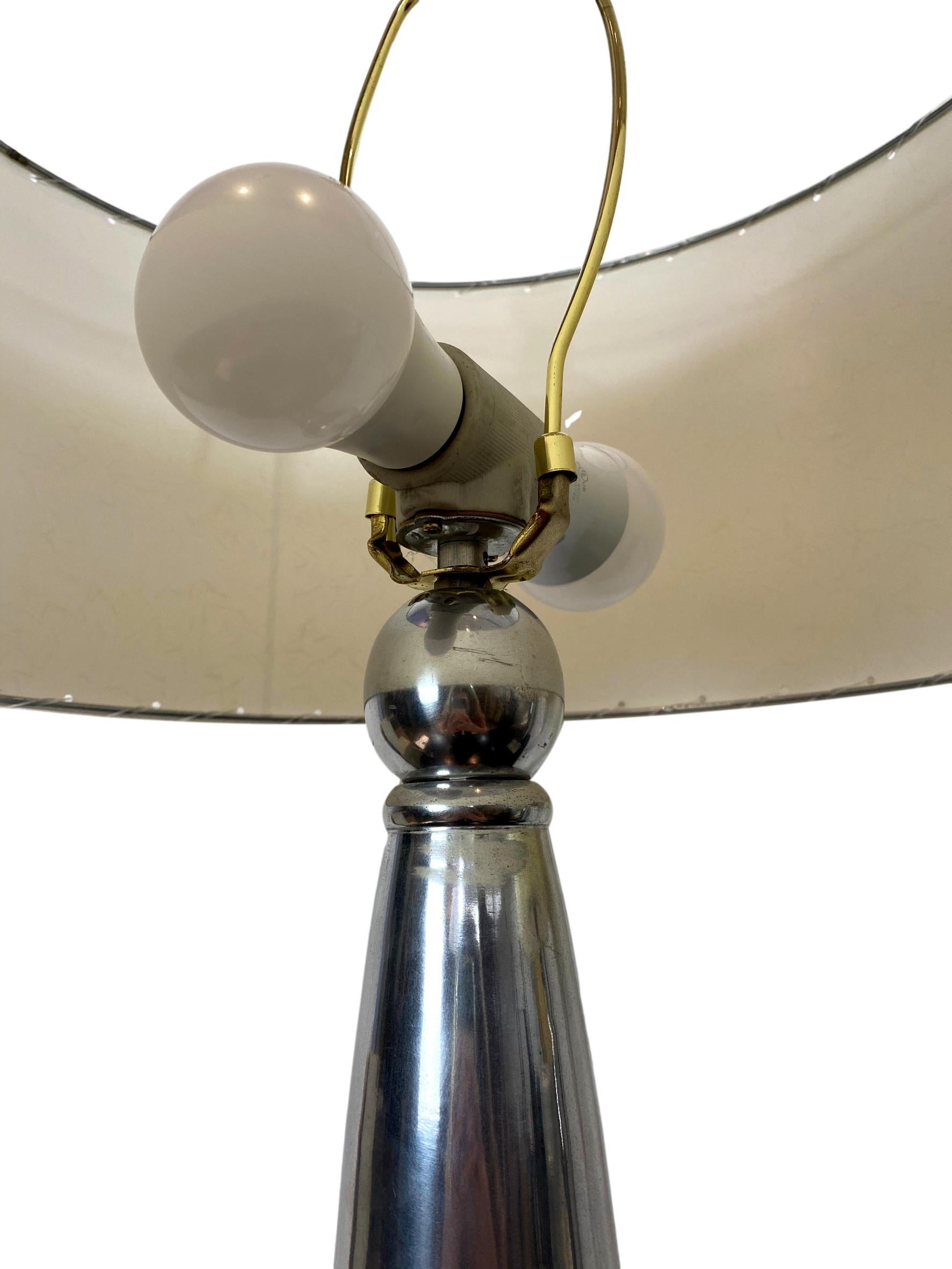Ein Paar Mid-Century-Modern-Tischlampen aus Aluminium mit neuen, individuellen, geschnürten Schirmen, französisch (Moderne der Mitte des Jahrhunderts) im Angebot