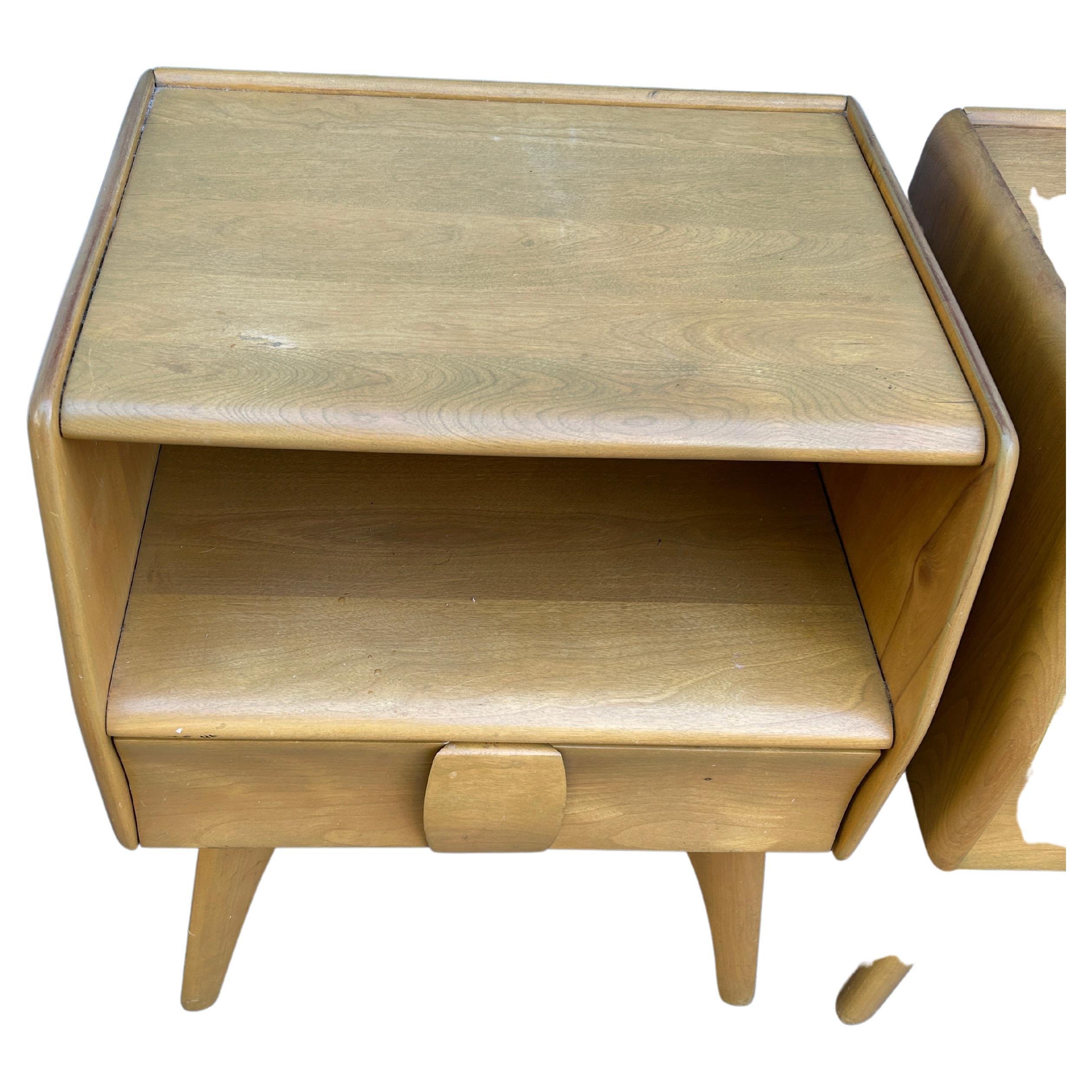 Timeless pair of Heywood Wakefield Mid-Century Modern single drawer nightstands. All solid maple construction with sculpted legs and drawer handles. Good vintage condition original blonde finish. Circa 1950 - Located in Brooklyn NYC.

Measures 24