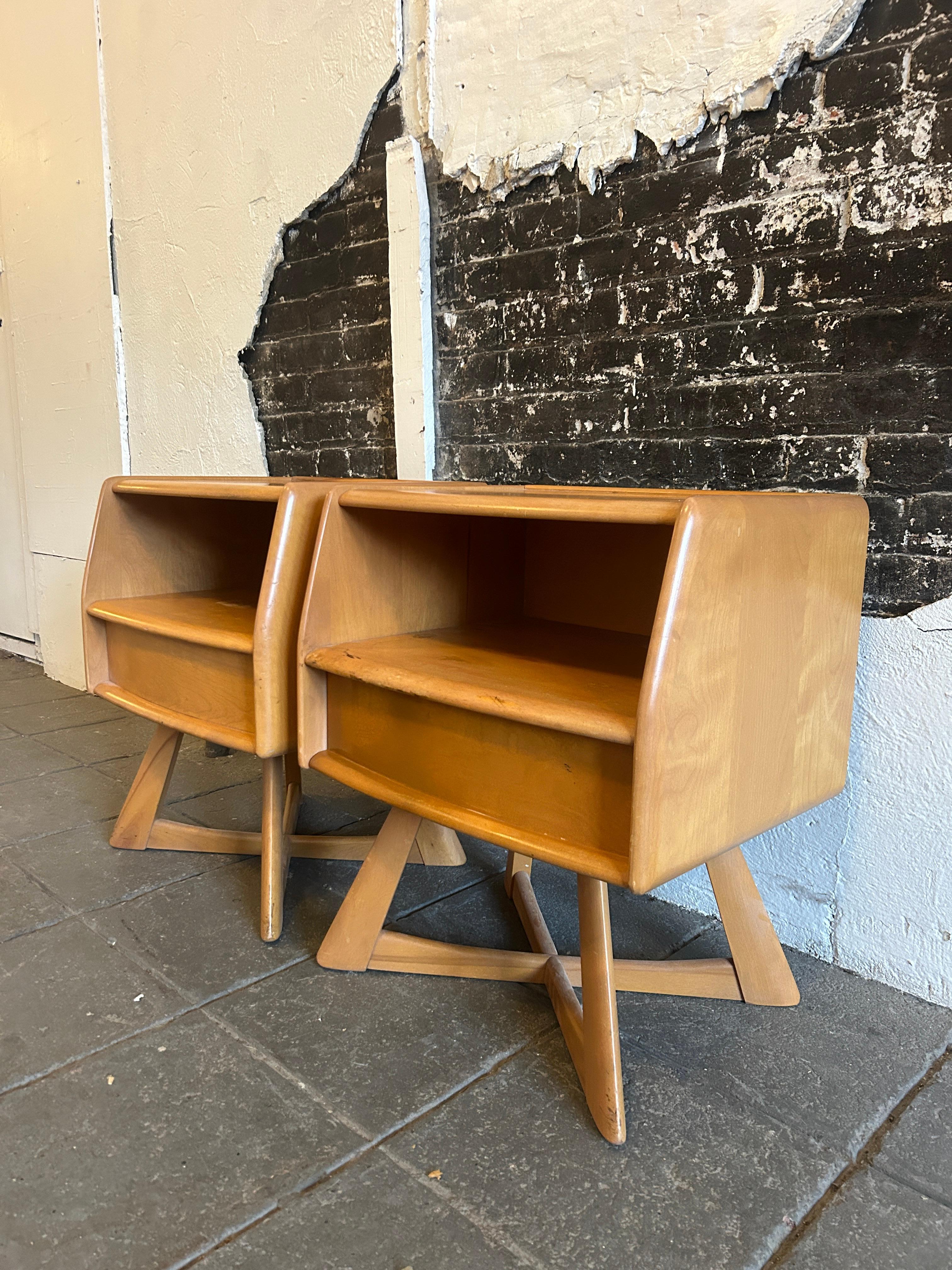 Pair Mid-Century Modern American Sculpted Maple Nightstands In Good Condition In BROOKLYN, NY