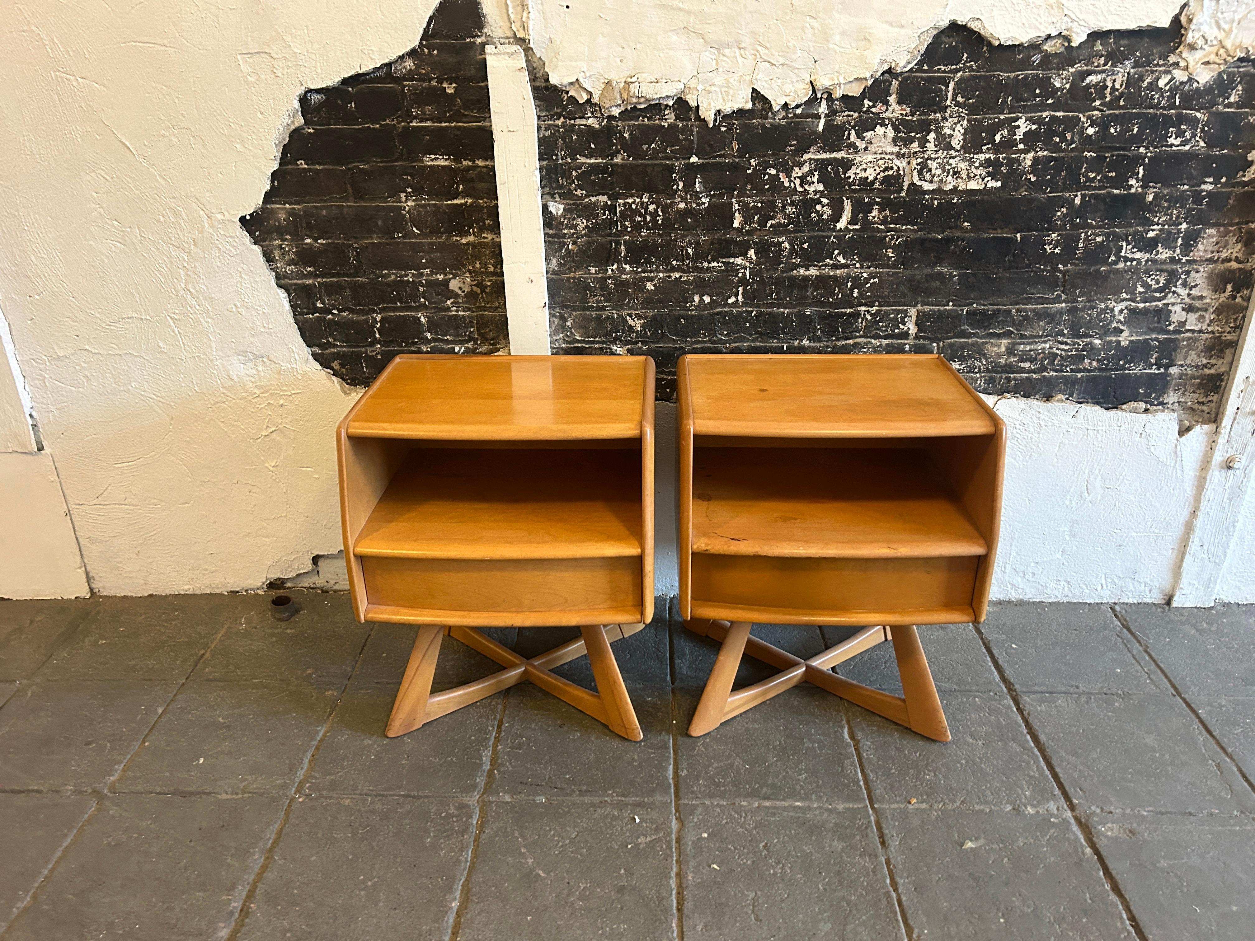 Pair Mid-Century Modern American Sculpted Maple Nightstands For Sale 1