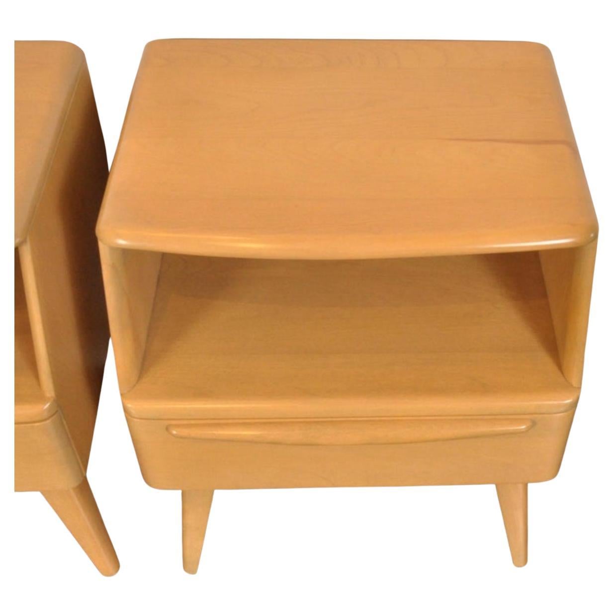 Timeless pair of Heywood Wakefield Mid-Century Modern single drawer nightstands. All solid maple construction with sculpted curved leg base and curved front. Good vintage condition original blonde finish. Circa 1950 - Located in Brooklyn