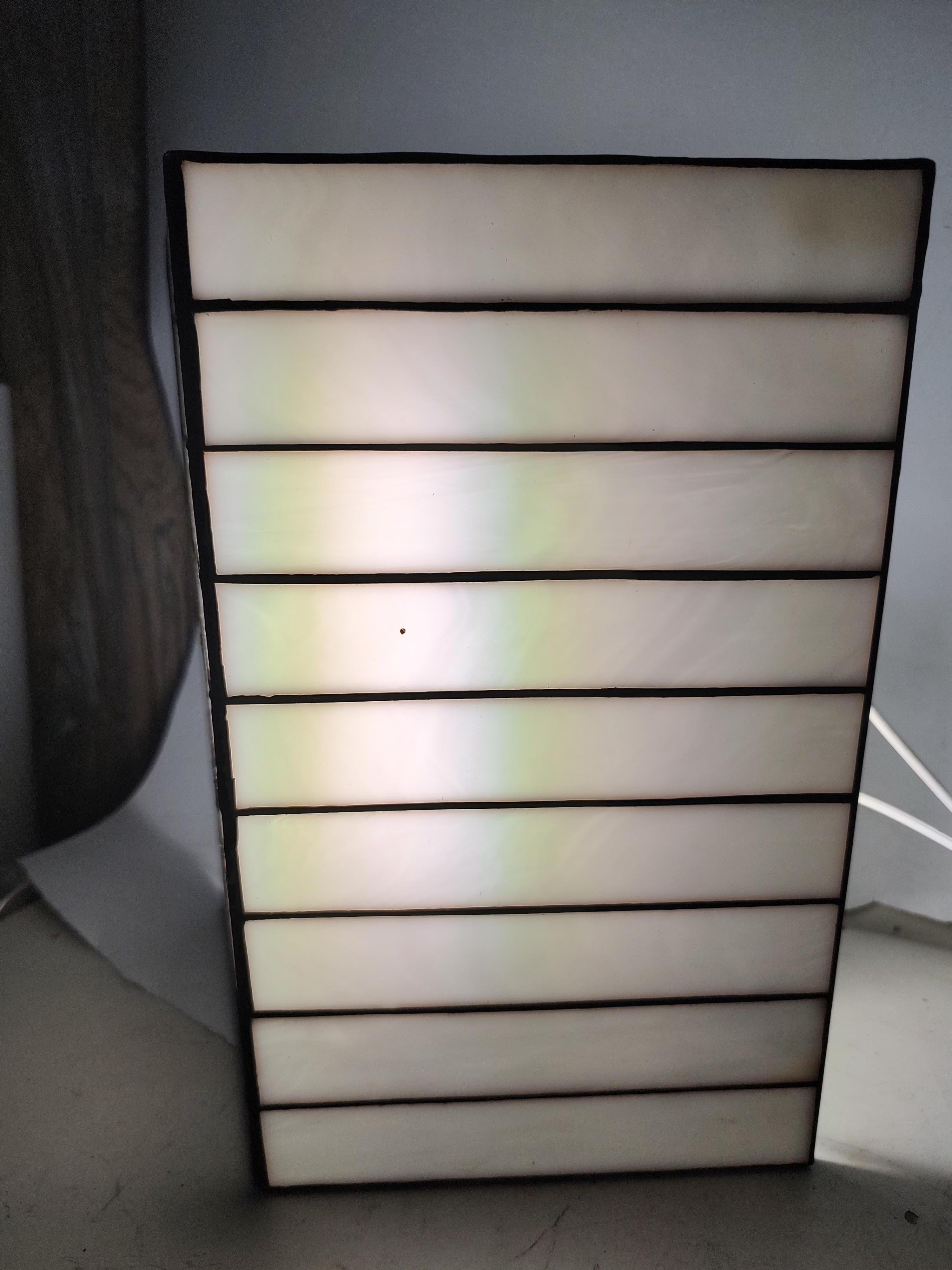 Vetro lattimo Coppia di lampade moderne Architectural in vetro al latte con piombo di Lightolier in vendita