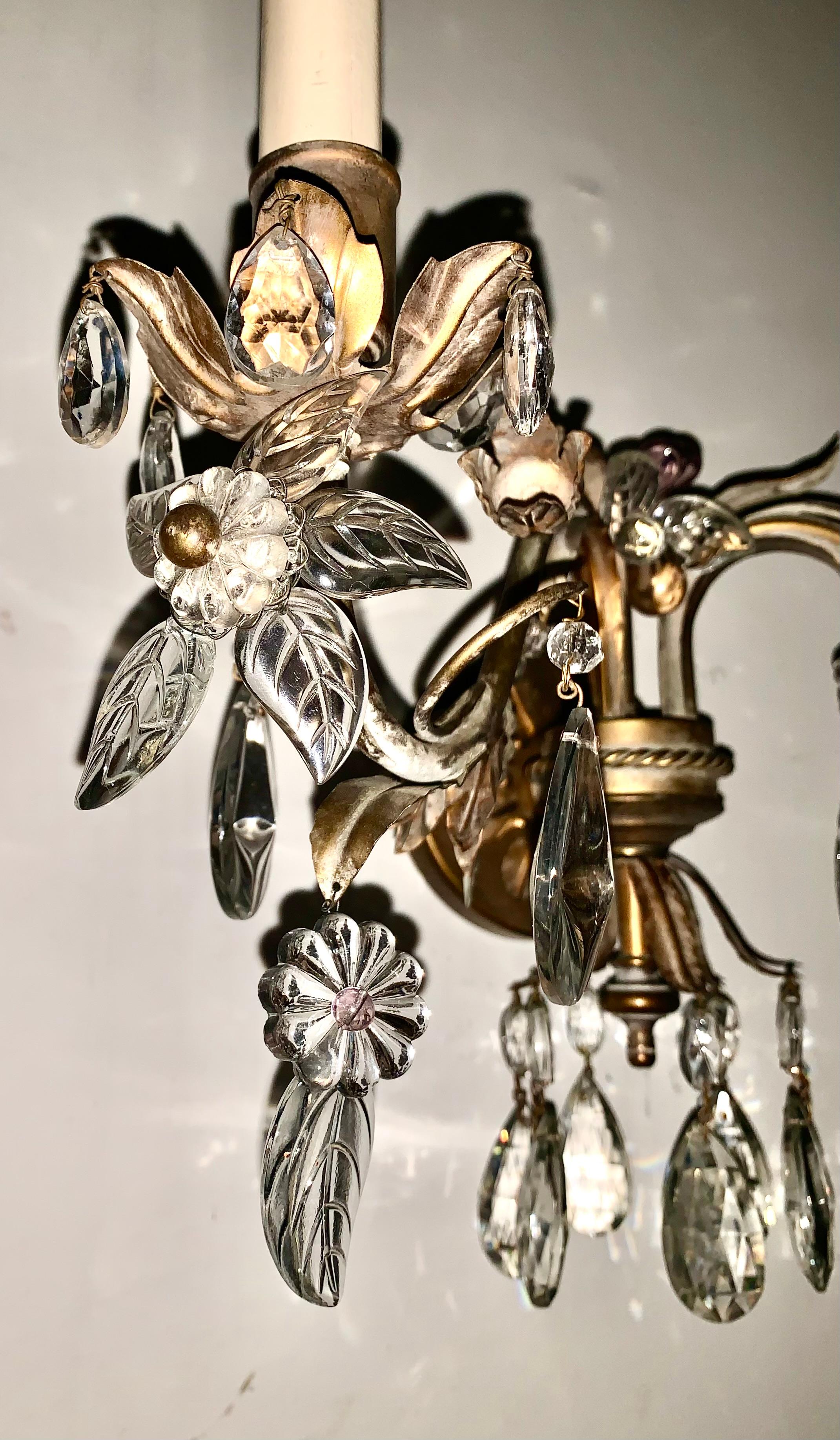 Paar Mid Century Modern Bagues Style Vergoldetes Metall Blatt Blume Kristall Wandleuchter im Angebot 5