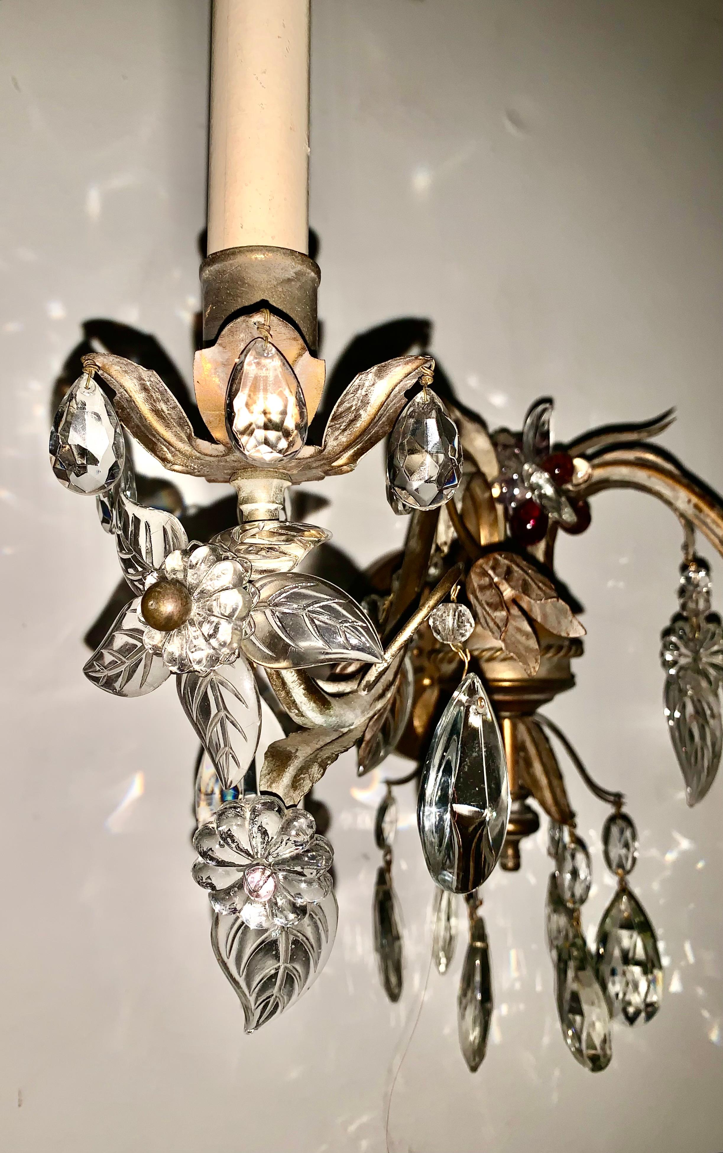 Paar Mid Century Modern Bagues Style Vergoldetes Metall Blatt Blume Kristall Wandleuchter (Hollywood Regency) im Angebot