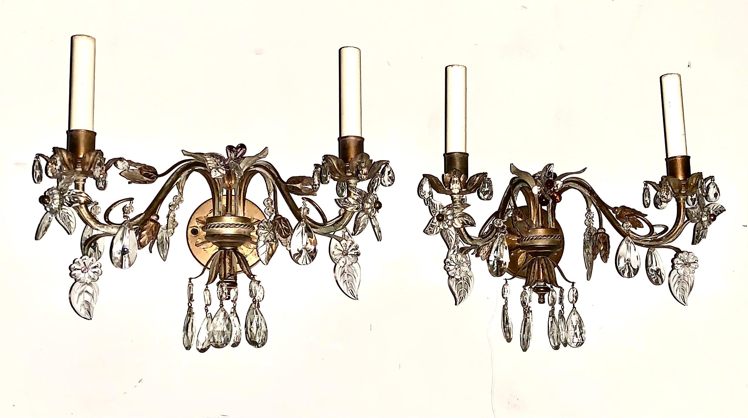 Paar Mid Century Modern Bagues Style Vergoldetes Metall Blatt Blume Kristall Wandleuchter im Angebot 1