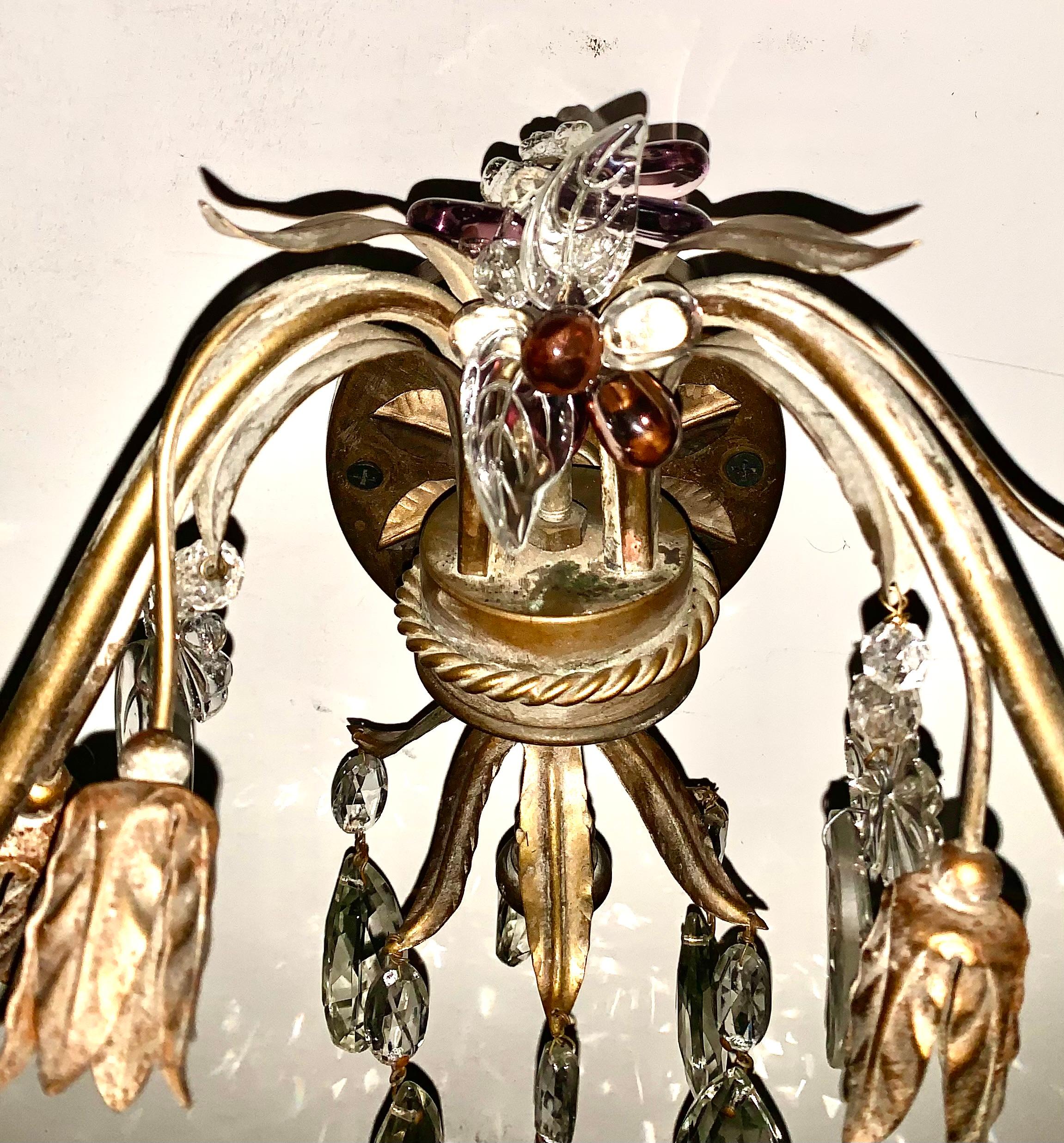 Paar Mid Century Modern Bagues Style Vergoldetes Metall Blatt Blume Kristall Wandleuchter im Angebot 2
