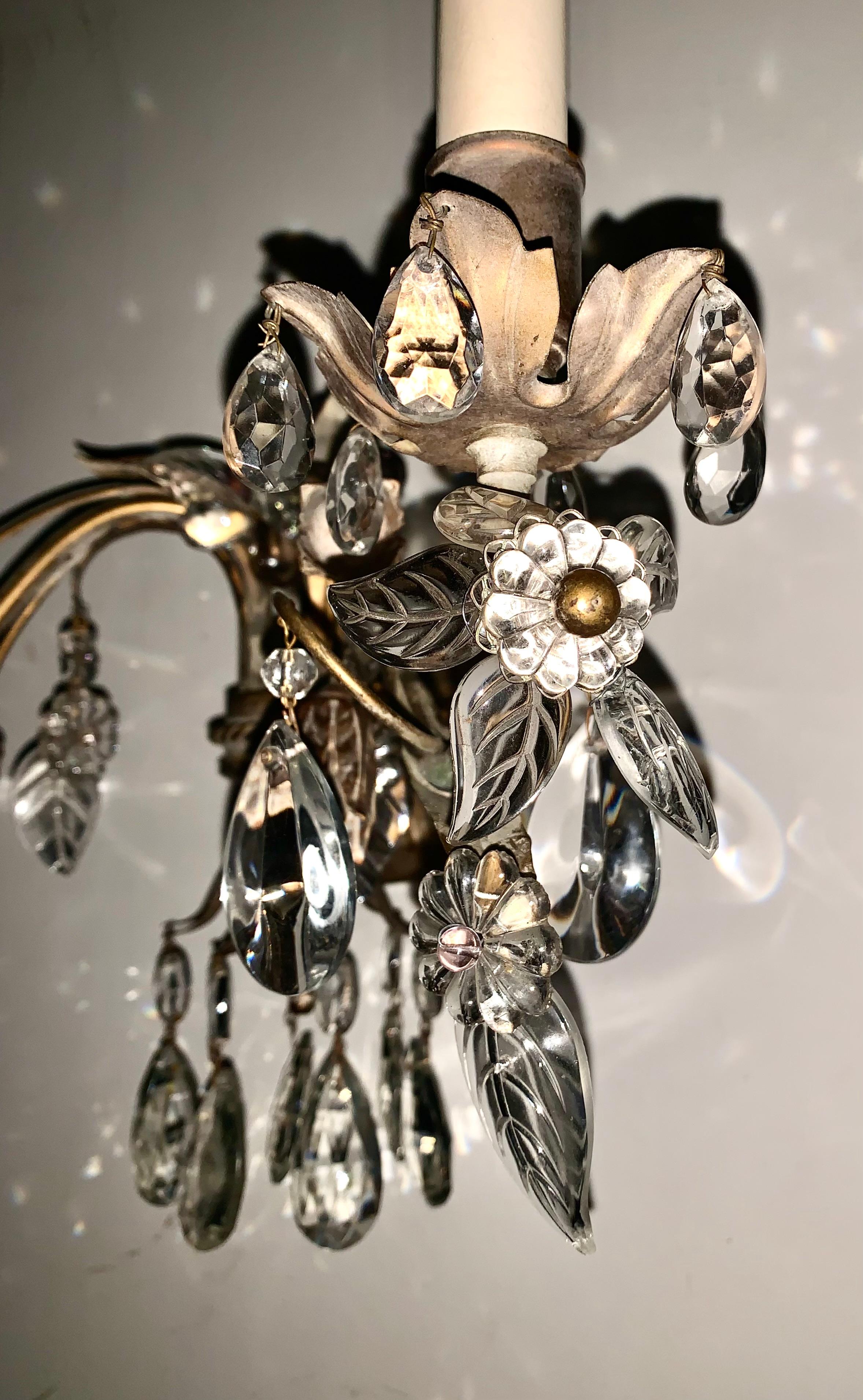 Paire d'appliques en métal doré à feuilles et fleurs en cristal, style Bagues, modernité du milieu du siècle dernier en vente 2