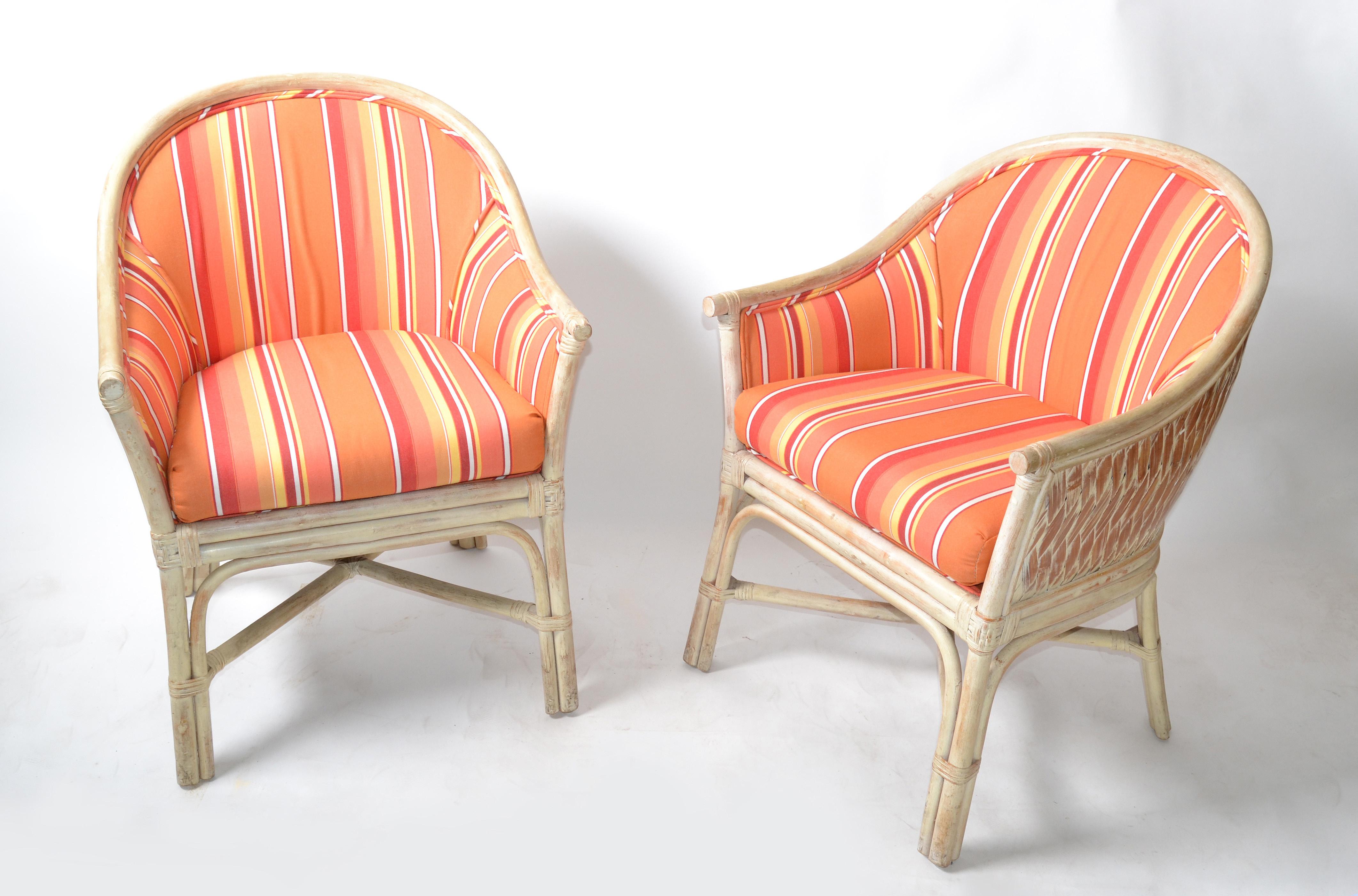 Américain Paire de fauteuils modernes du milieu du siècle dernier en bambou et rotin, tapisserie rayée orange, 1970 en vente