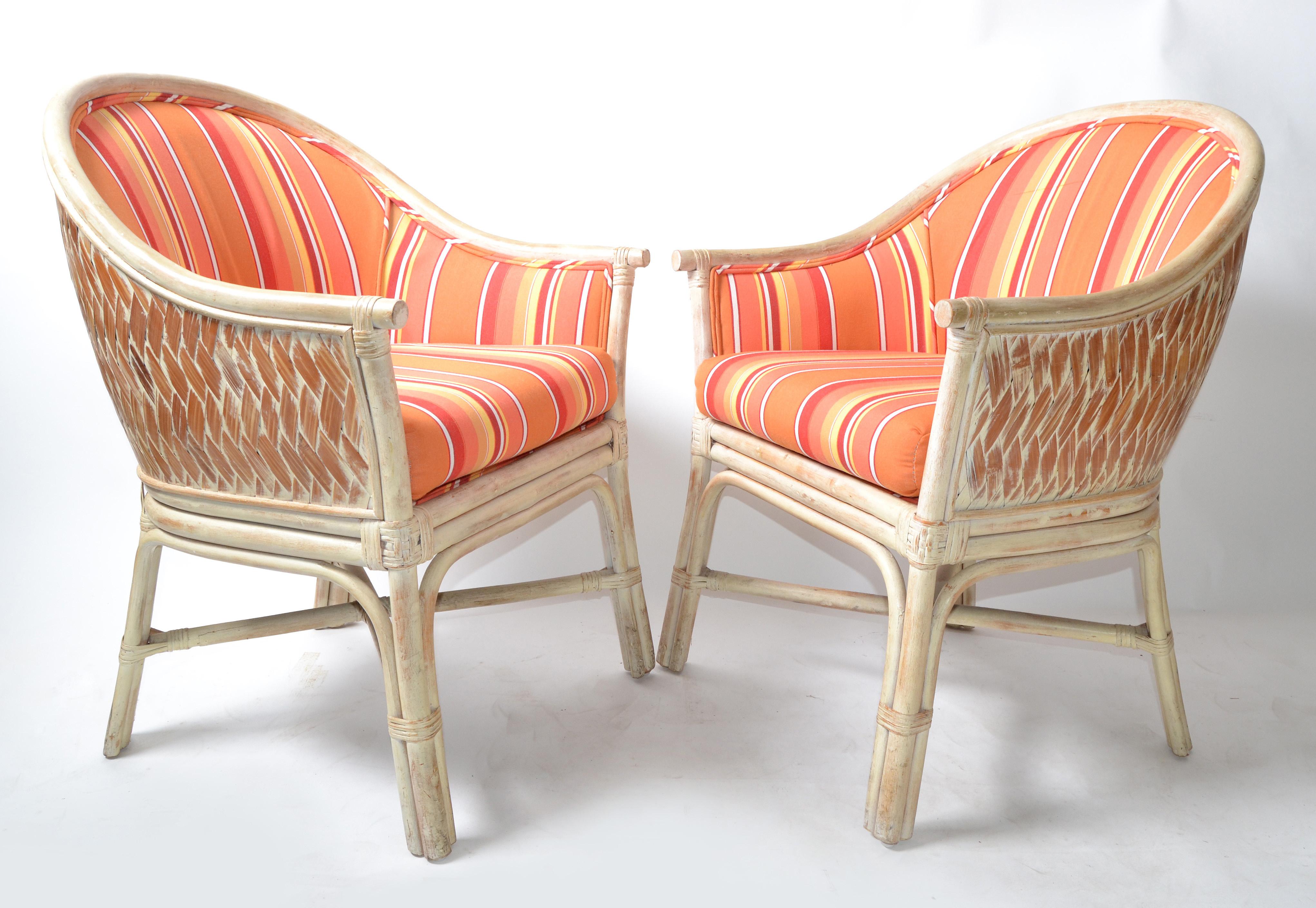 Fait main Paire de fauteuils modernes du milieu du siècle dernier en bambou et rotin, tapisserie rayée orange, 1970 en vente