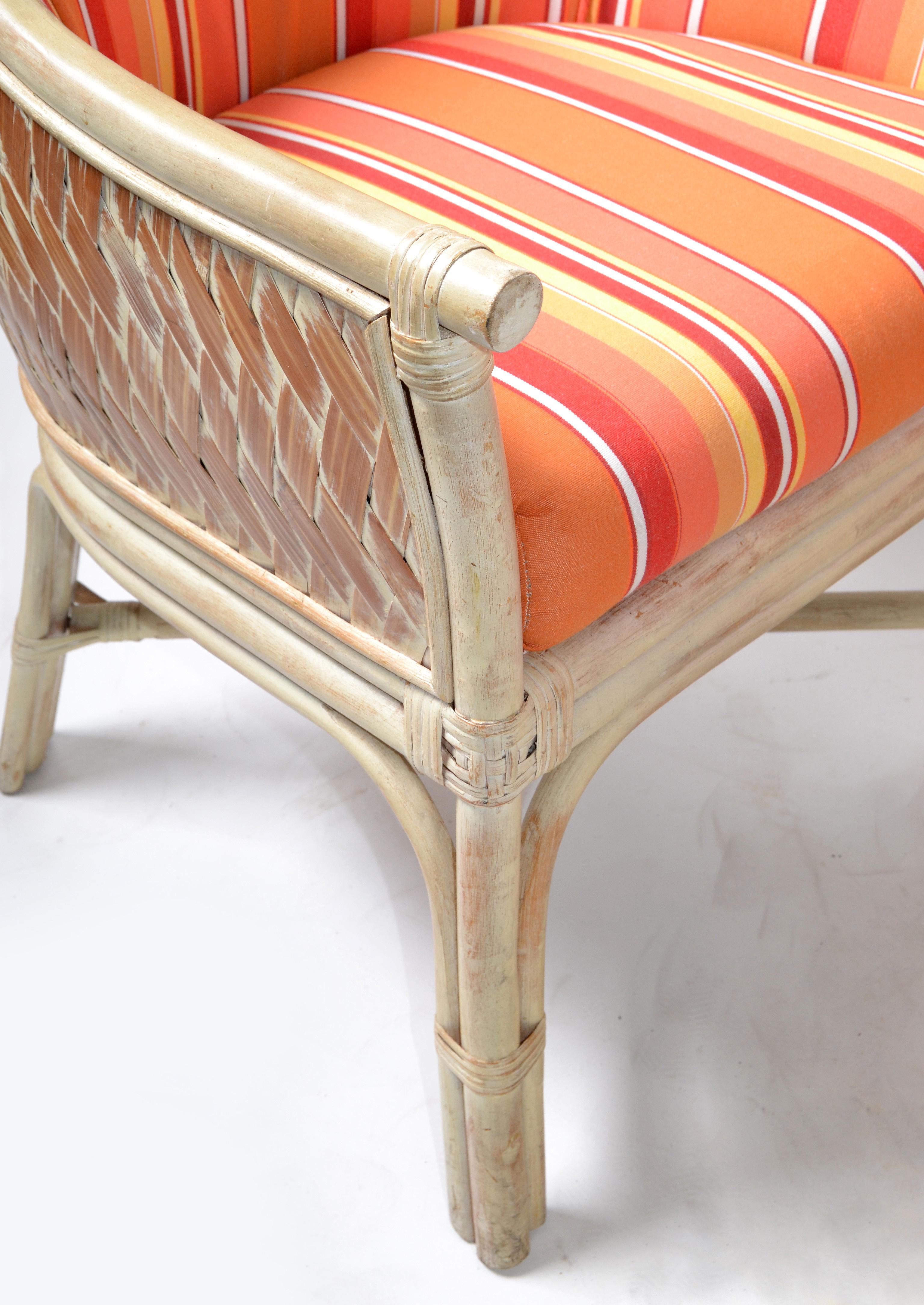 Coton Paire de fauteuils modernes du milieu du siècle dernier en bambou et rotin, tapisserie rayée orange, 1970 en vente