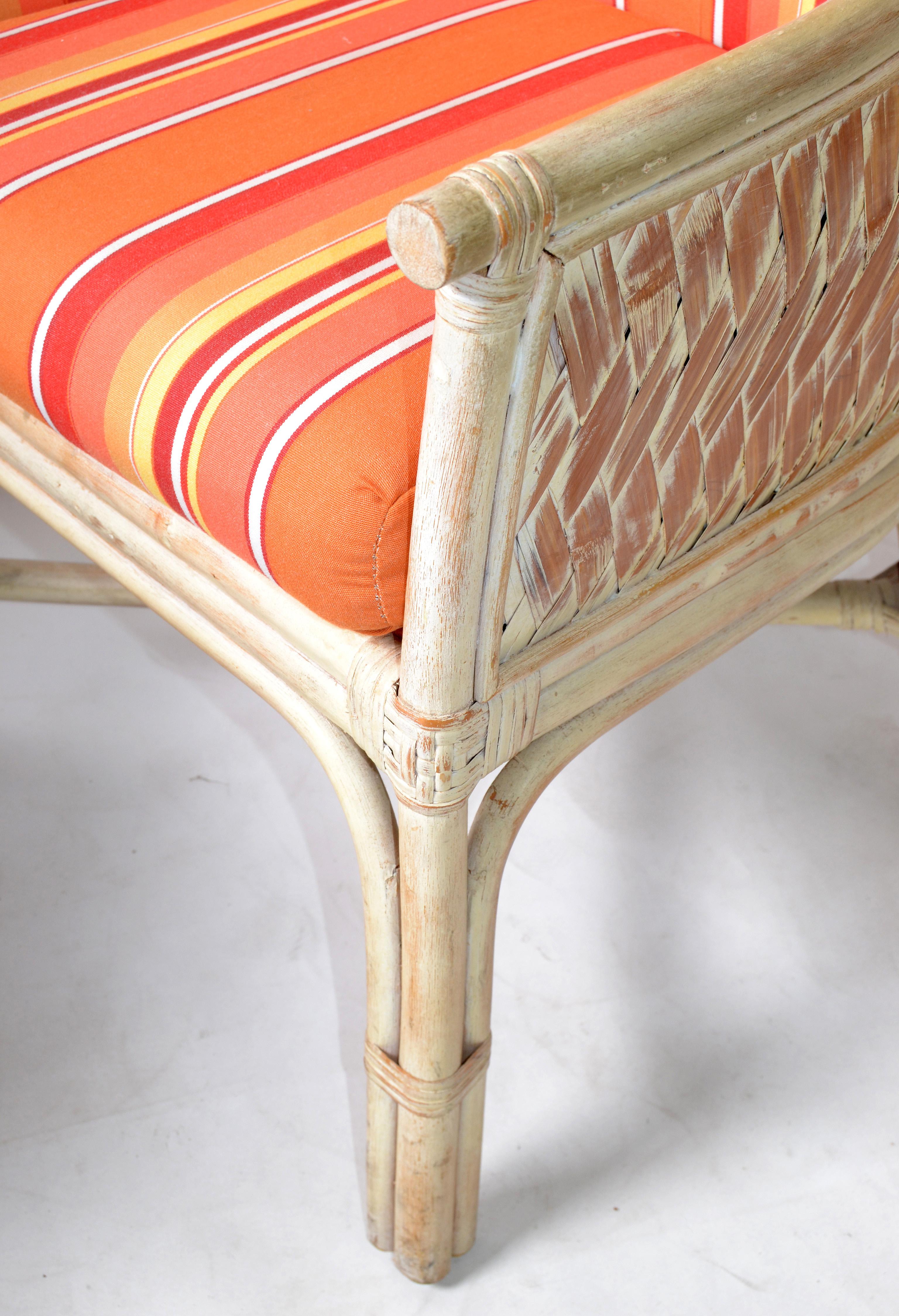 Paire de fauteuils modernes du milieu du siècle dernier en bambou et rotin, tapisserie rayée orange, 1970 en vente 1