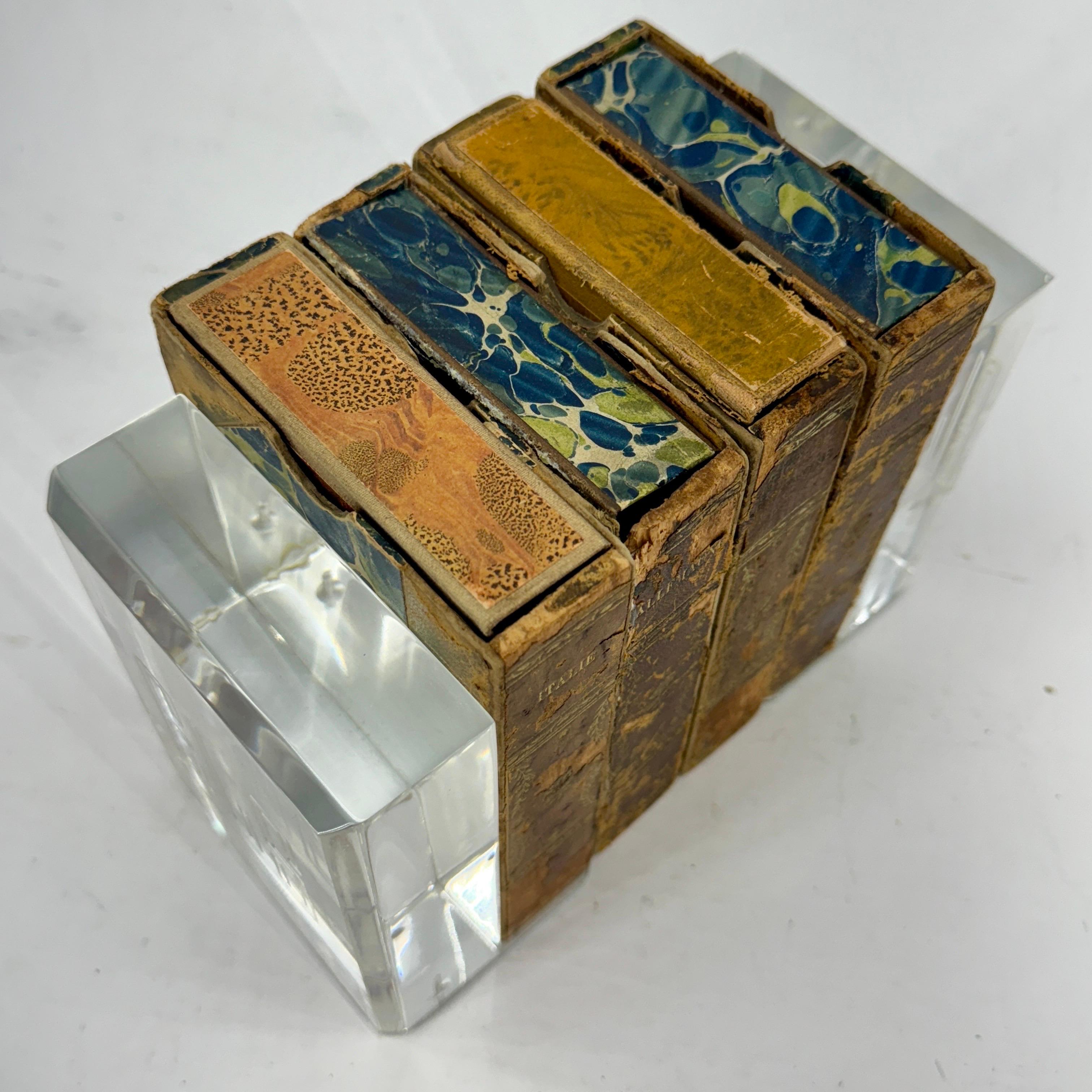 Coppia di reggilibri in lucite rettangolari smussati della modernità di metà secolo in vendita 2