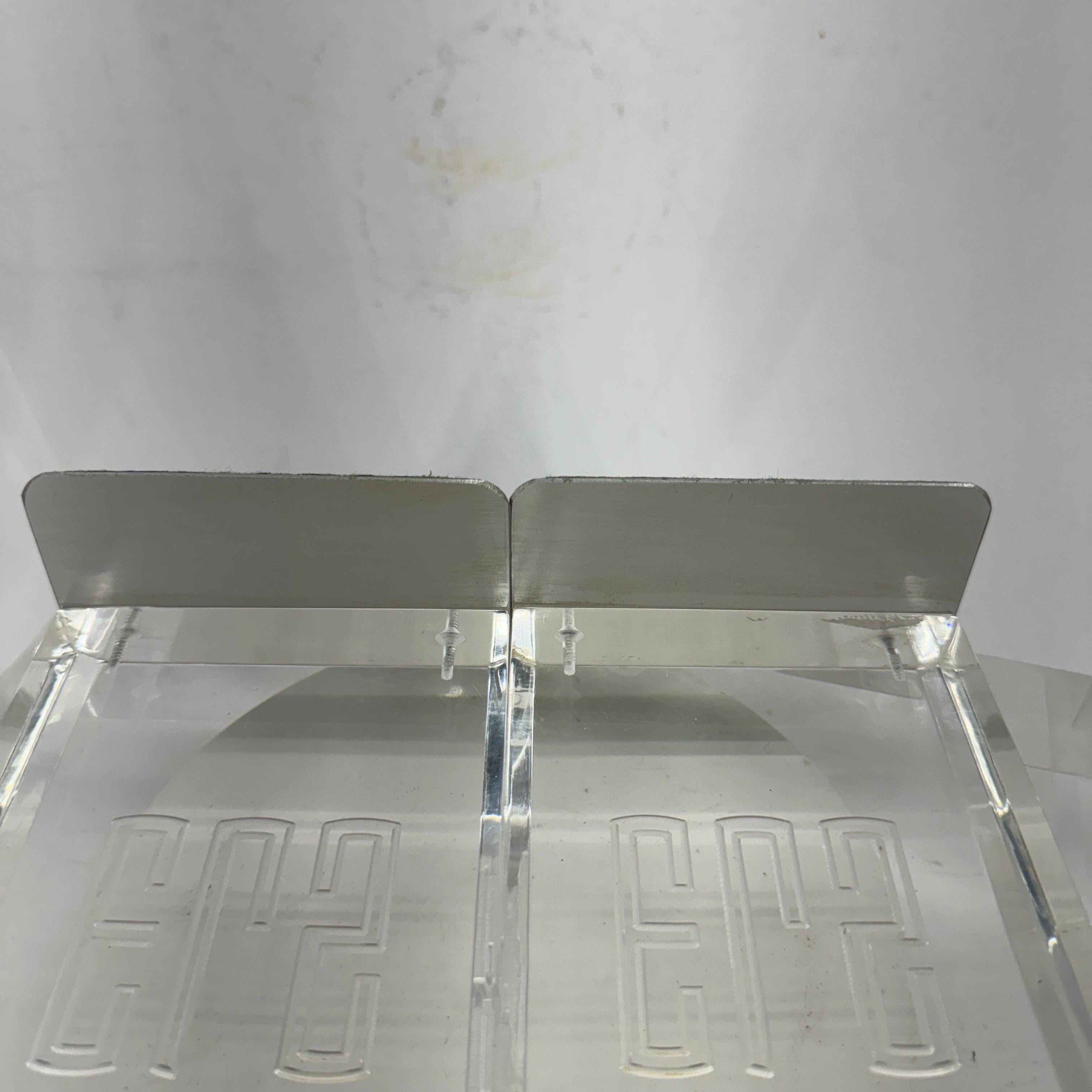 Coppia di reggilibri in lucite rettangolari smussati della modernità di metà secolo in vendita 3