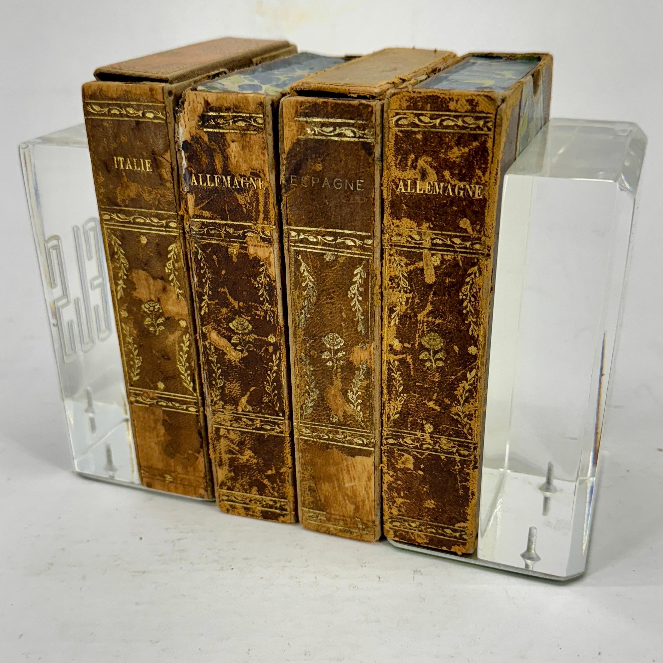 Mid-Century moderno Coppia di reggilibri in lucite rettangolari smussati della modernità di metà secolo in vendita