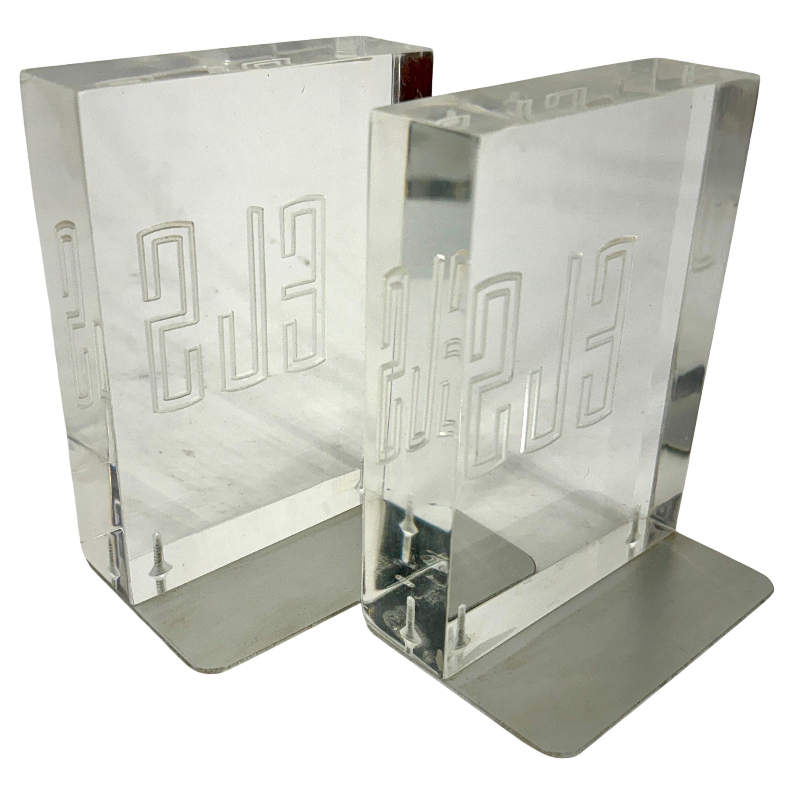 Americano Coppia di reggilibri in lucite rettangolari smussati della modernità di metà secolo in vendita