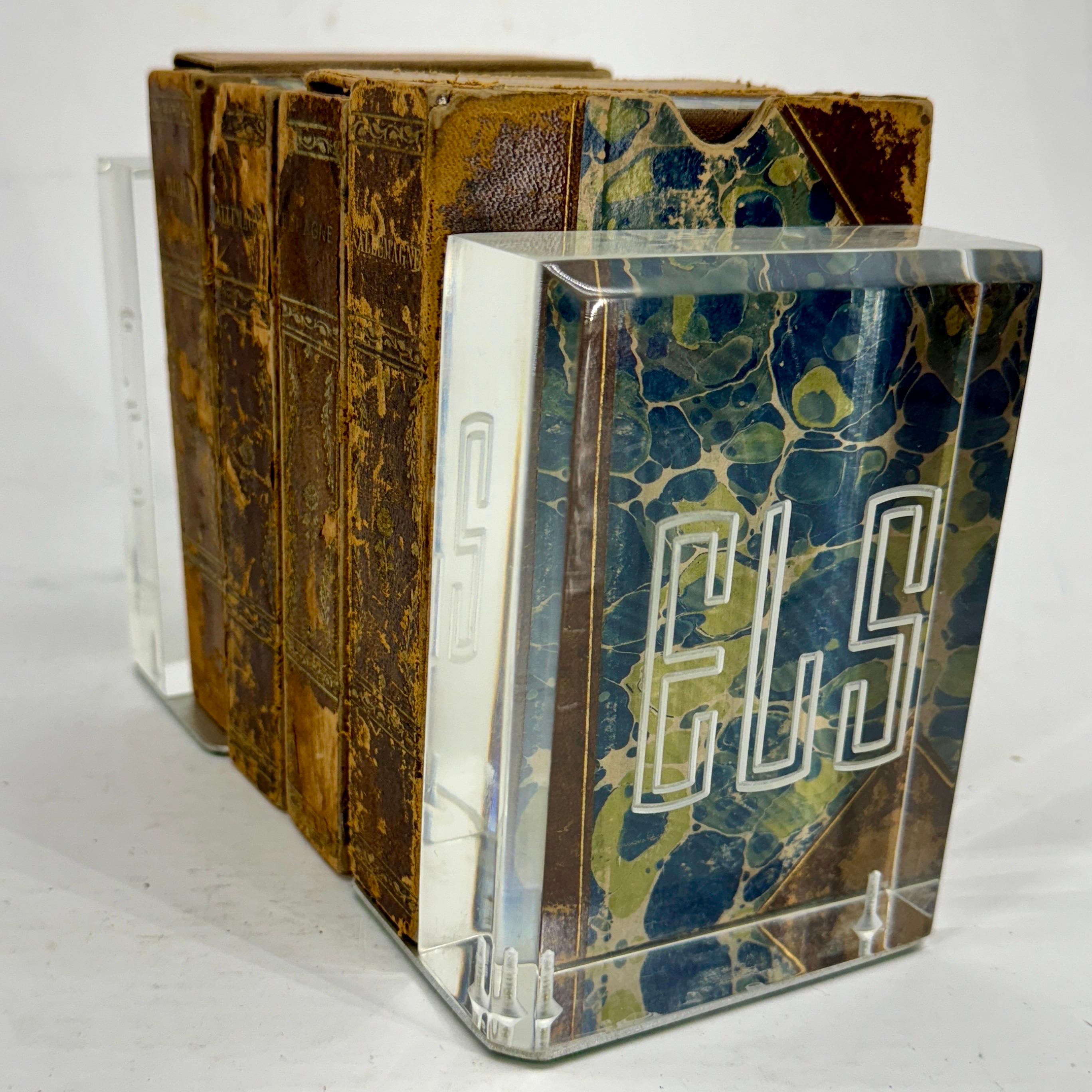 Fatto a mano Coppia di reggilibri in lucite rettangolari smussati della modernità di metà secolo in vendita